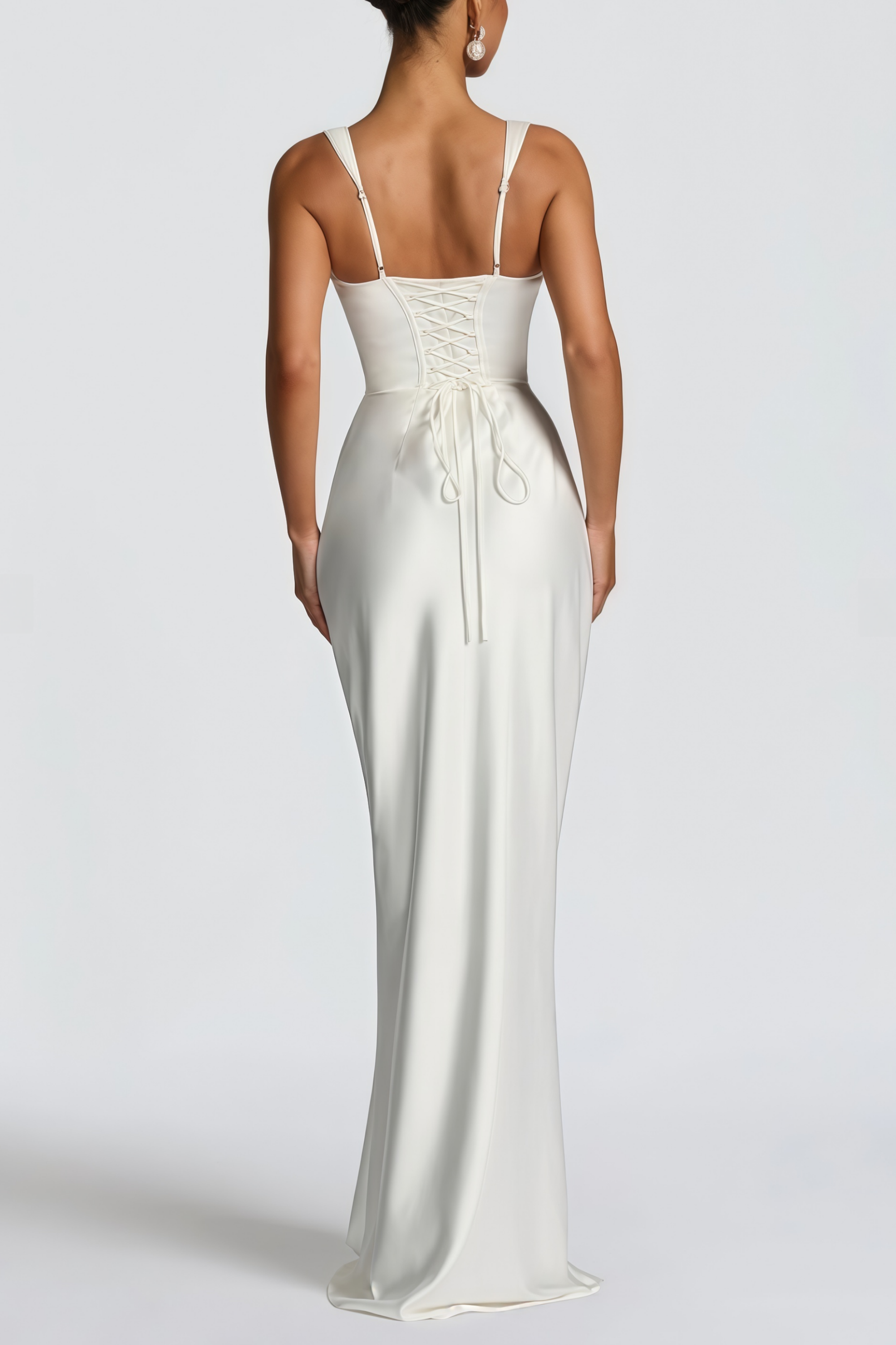 فستان طويل من الساتان الأبيض المزين بالكشكشة