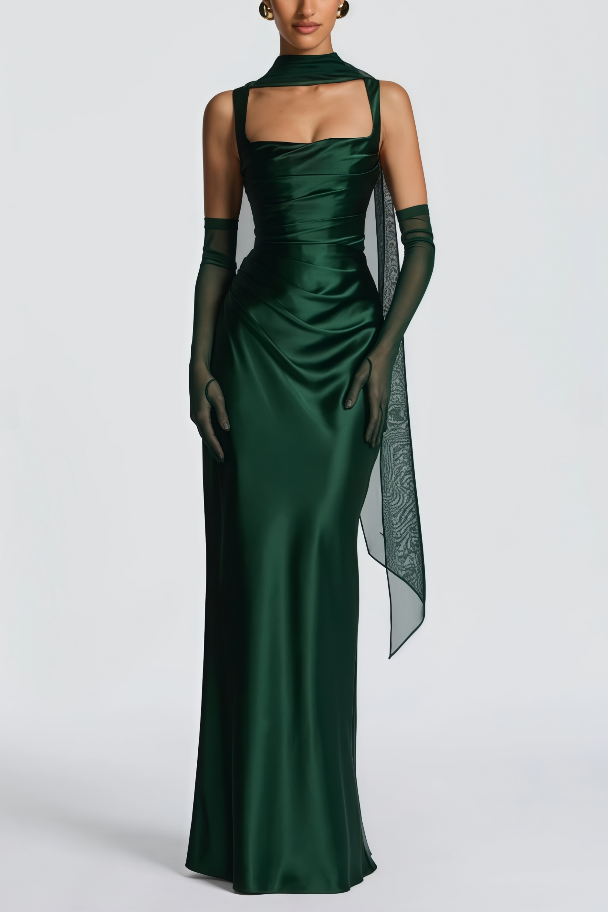 فستان طويل من الساتان المزركش باللون الزمردي