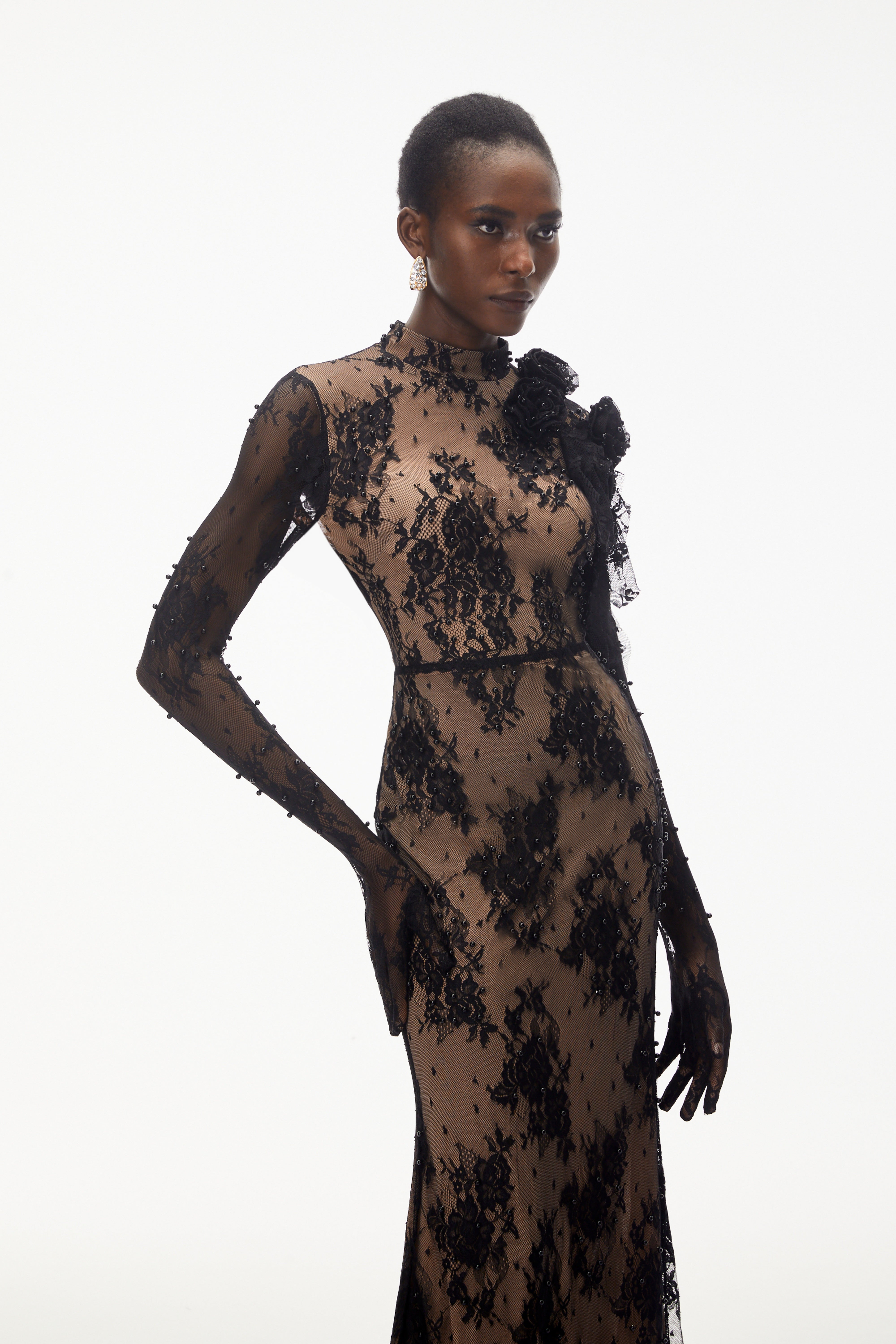 Arabella Black – Maxikleid mit Stehkragen, Pailletten und Spitze