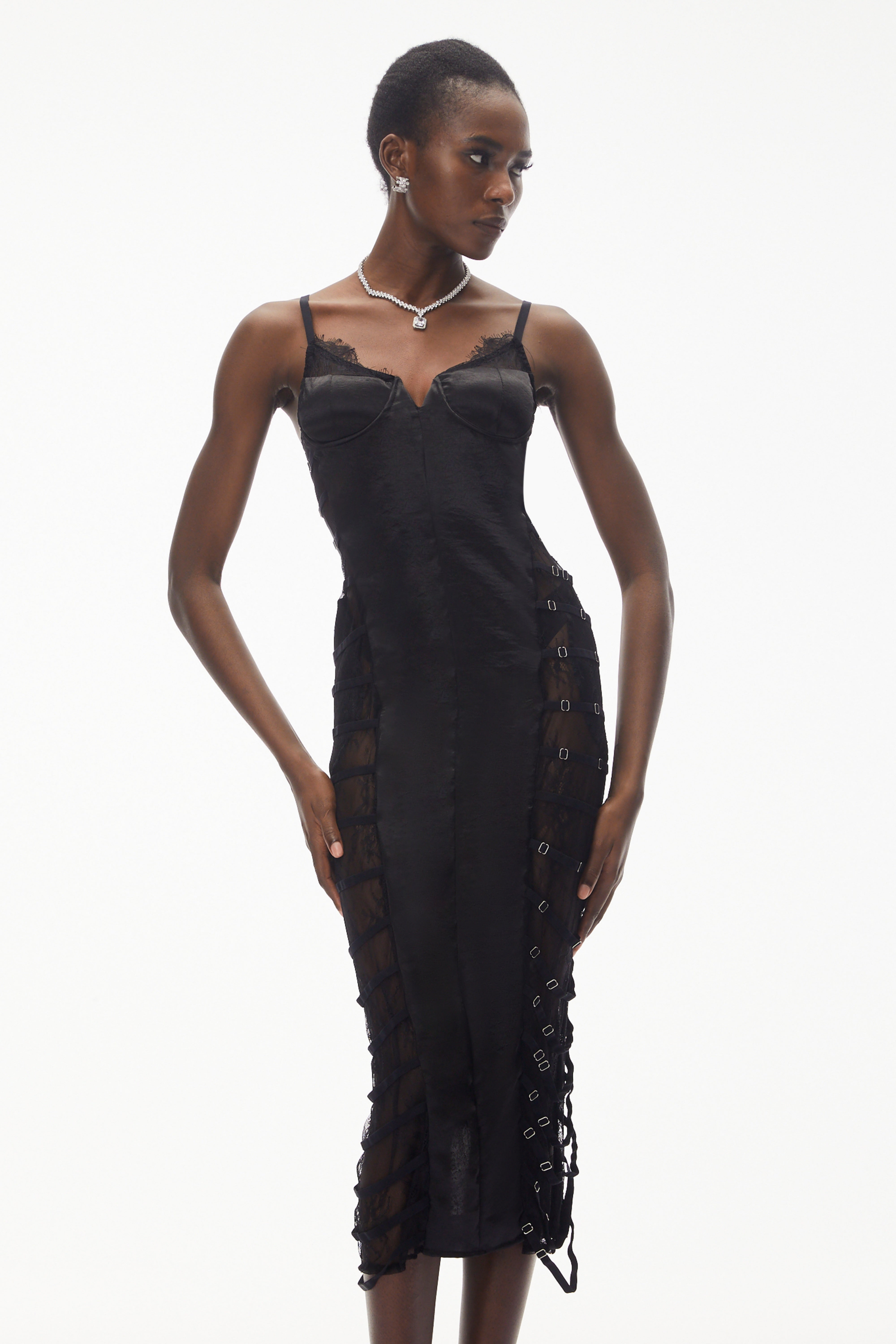 Melora – Halbtransparentes Midi-Kleid aus schwarzer Blumen-Spitze