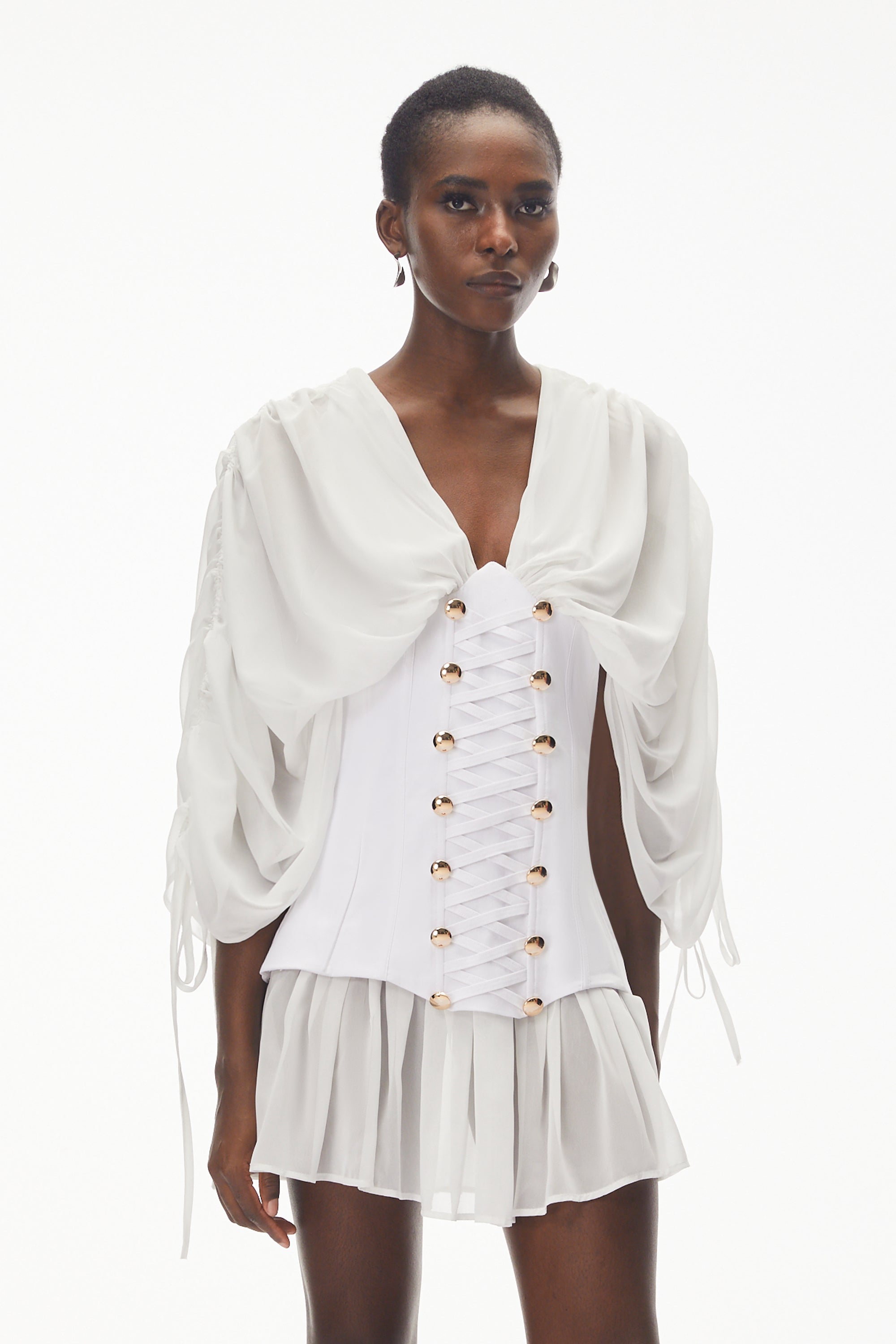 فستان قصير أبيض بياقة على شكل V ومزين بكشكشة