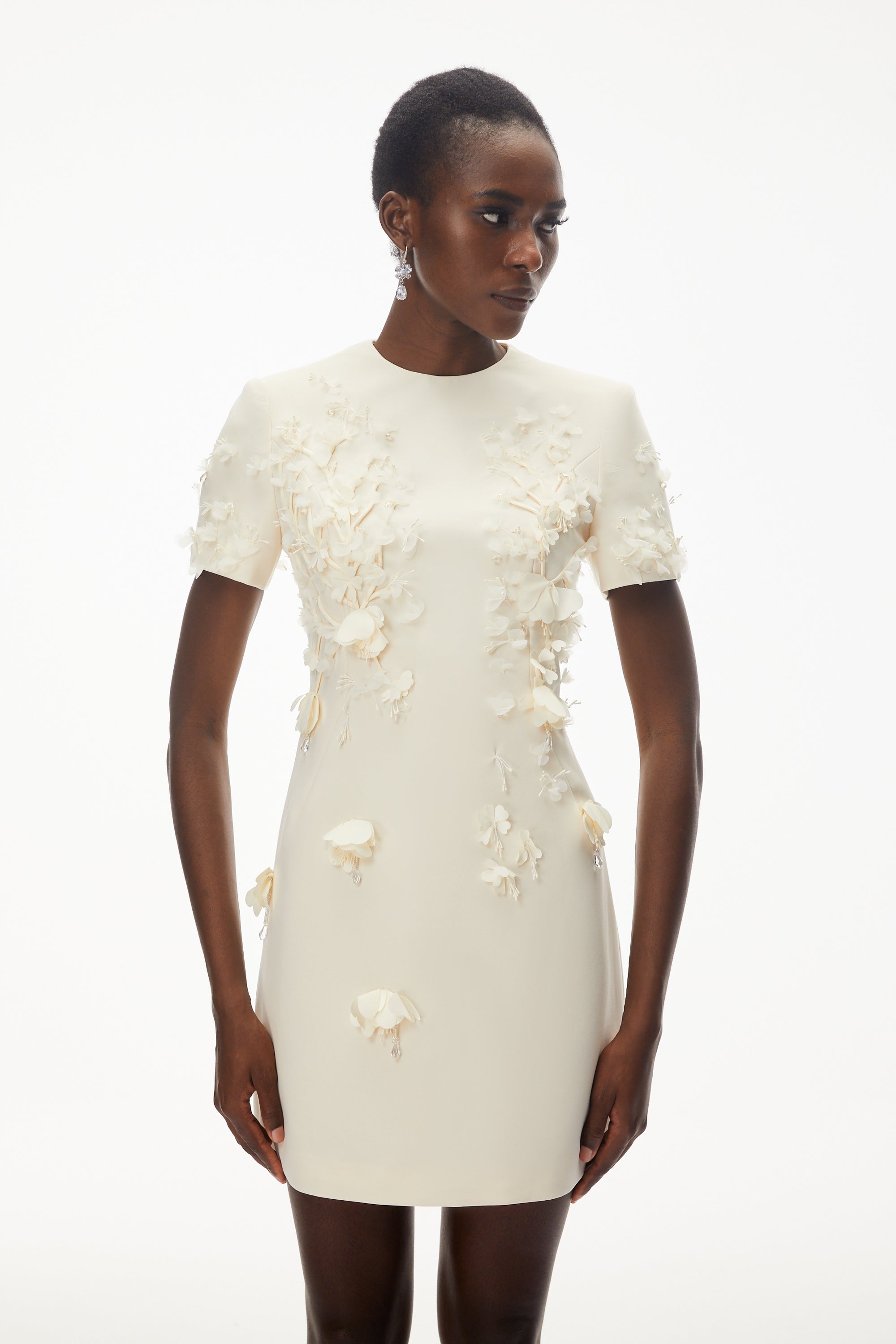 فستان قصير من سكاي إيفوري برقبة مستديرة وزخارف زهرية