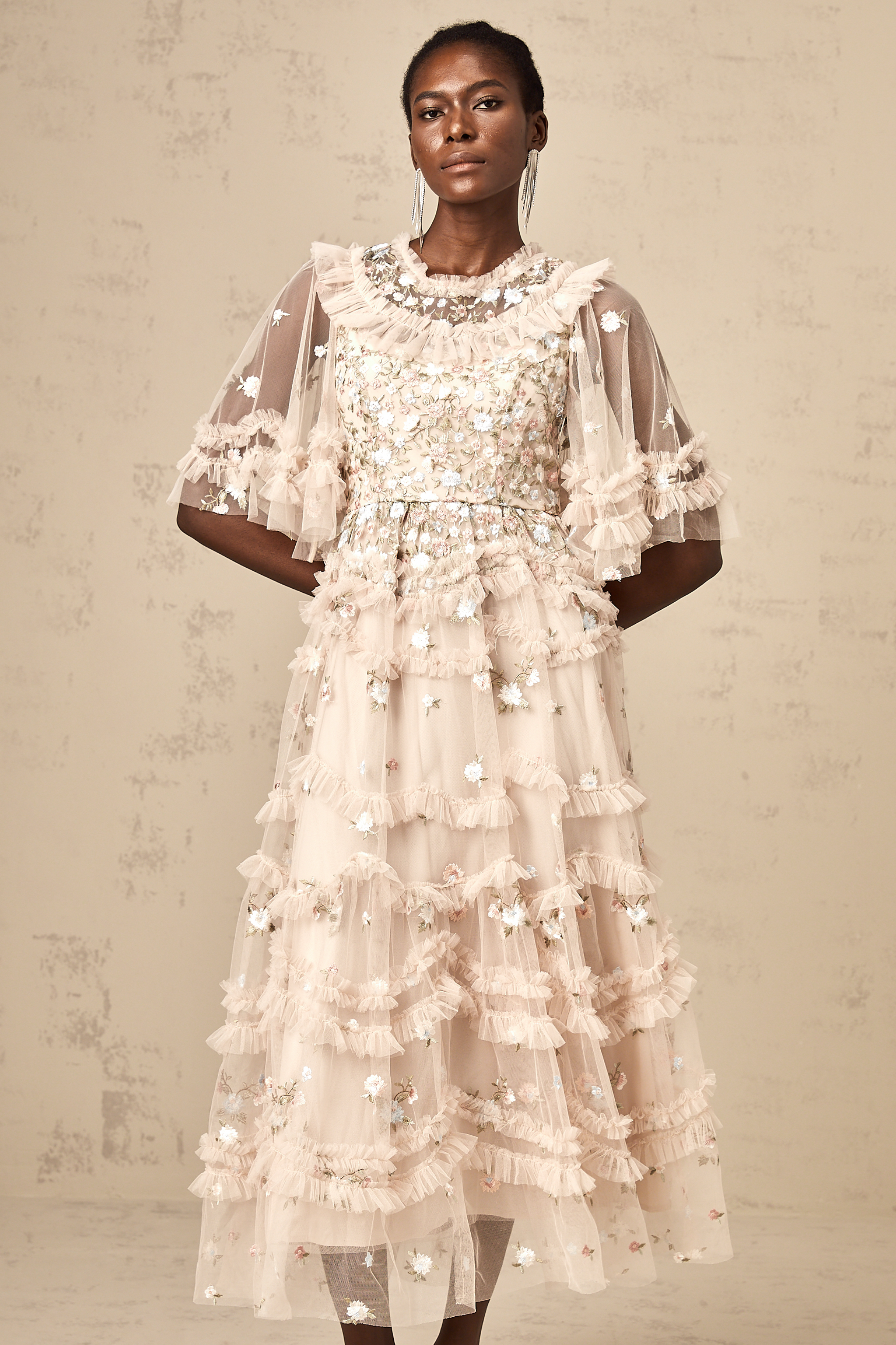 فستان كيفينا متوسط الطول مطرز بالورود ومكشكشة