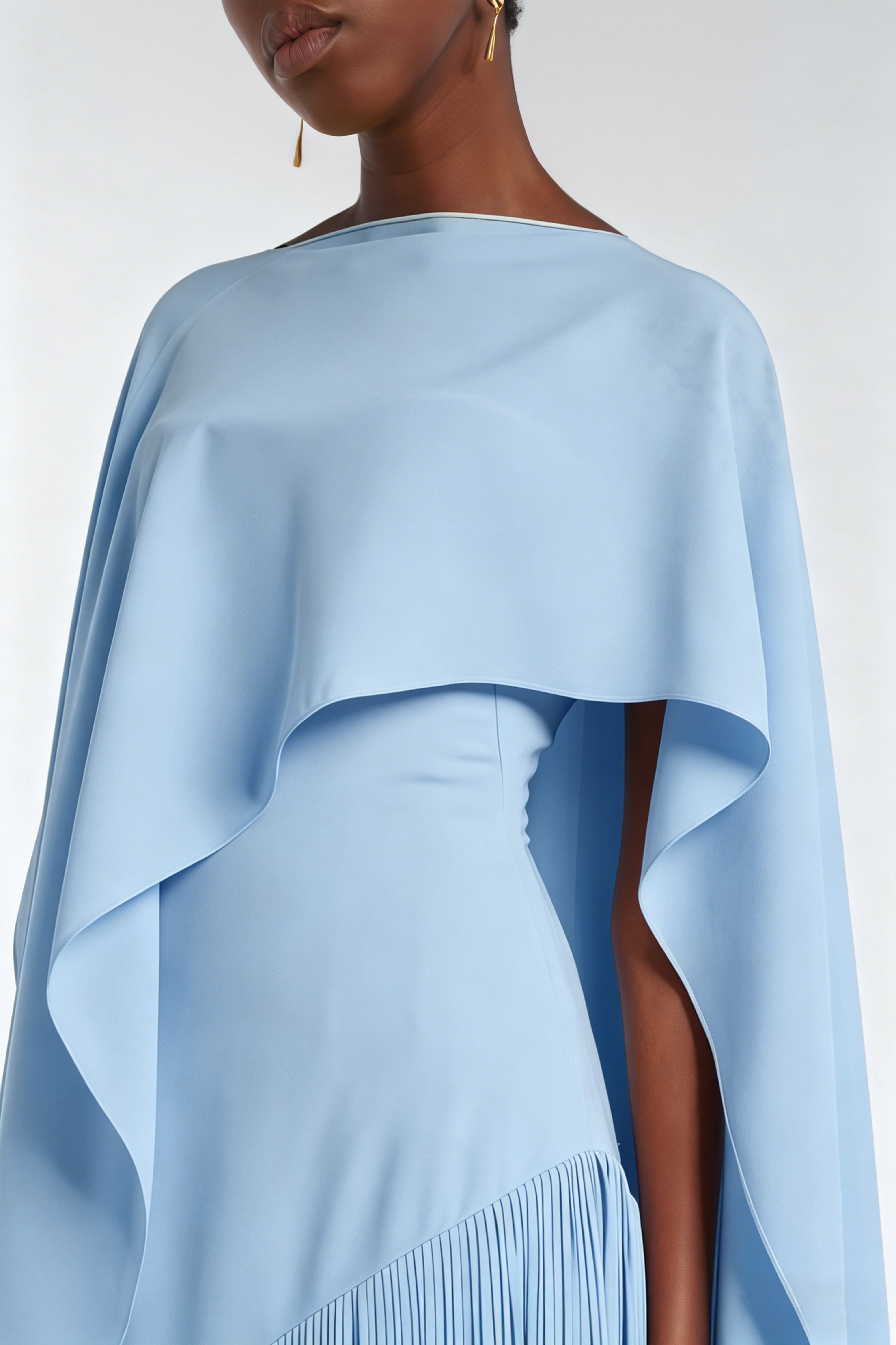 فستان ماكسي من كايتانا باللون الأزرق الياقوتي مع حواف وبتصميم يشبه الرداء