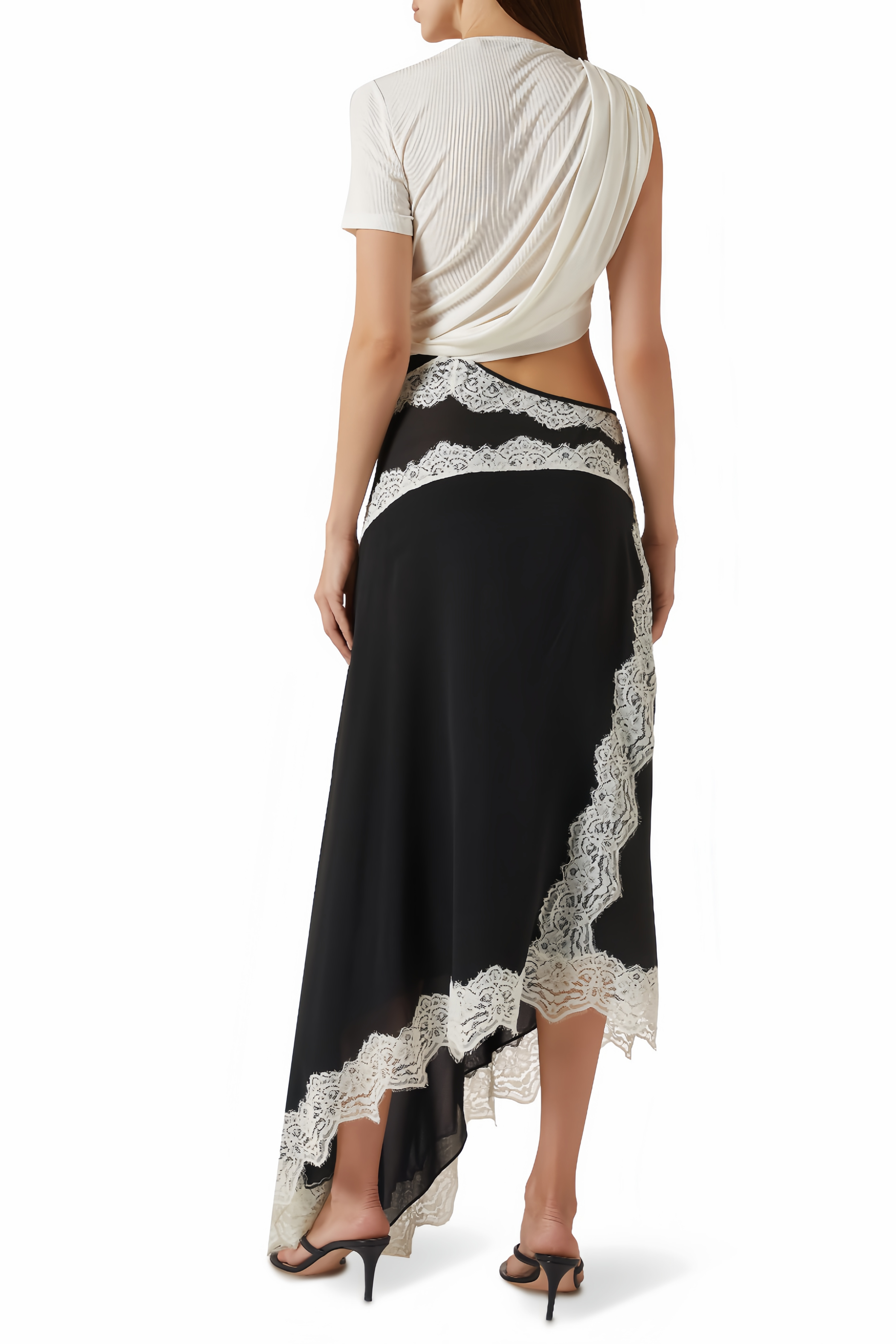 فستان طويل من فياما بزخارف من الدانتيل المجمّع بألوان متباينة