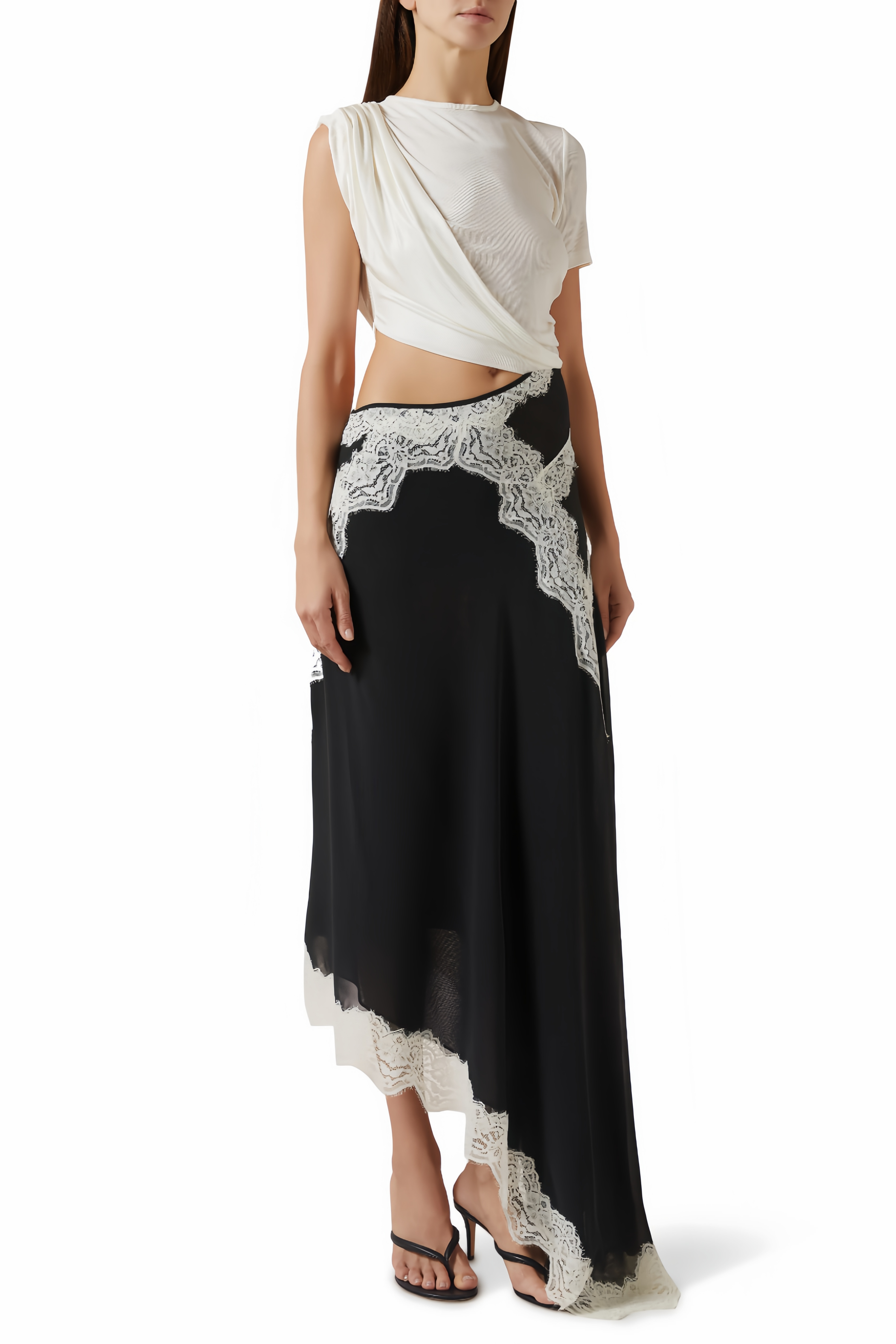 فستان طويل من فياما بزخارف من الدانتيل المجمّع بألوان متباينة