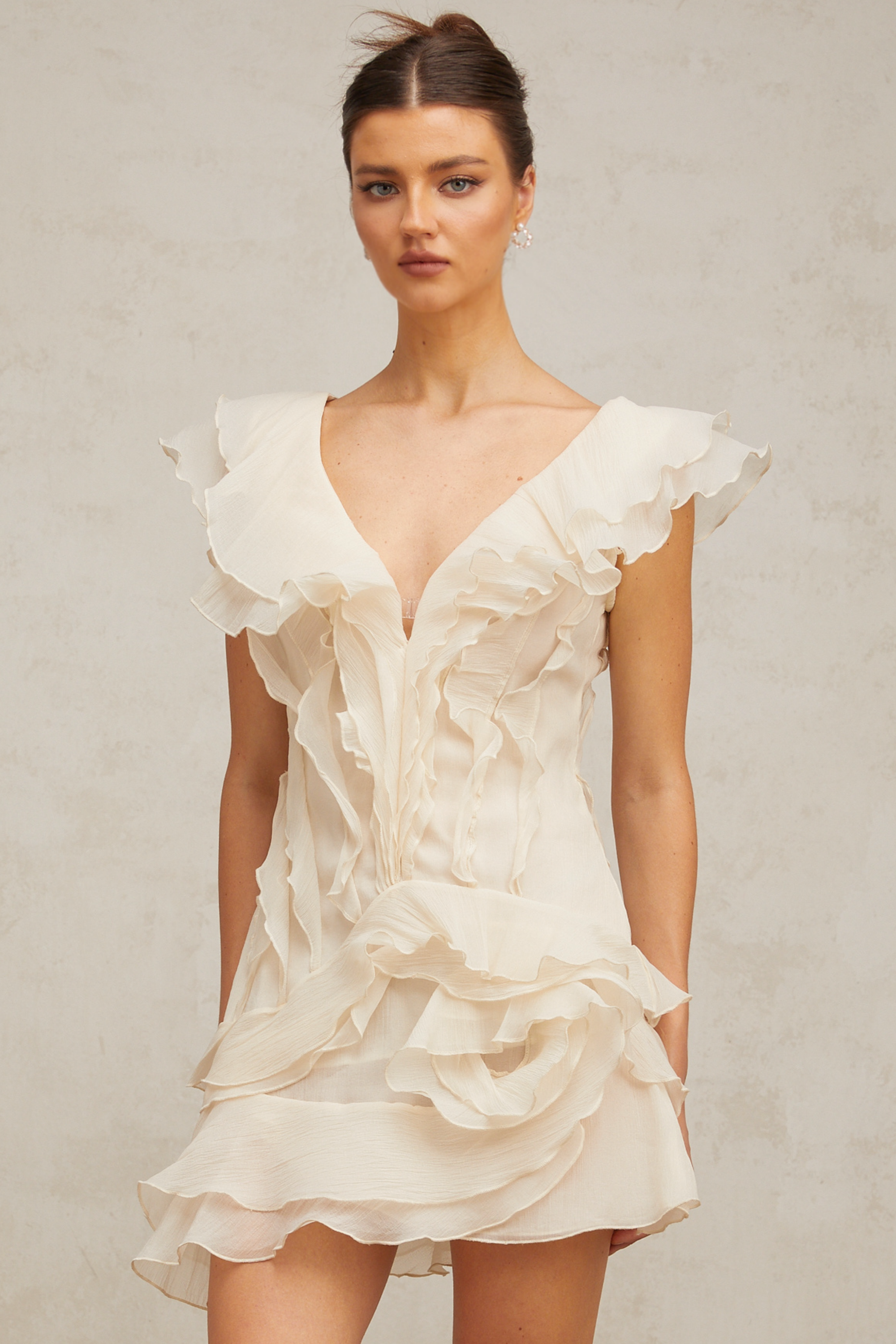 فستان هيلين القصير ذو الطبقات المزخرف بالزهور الاصطناعية