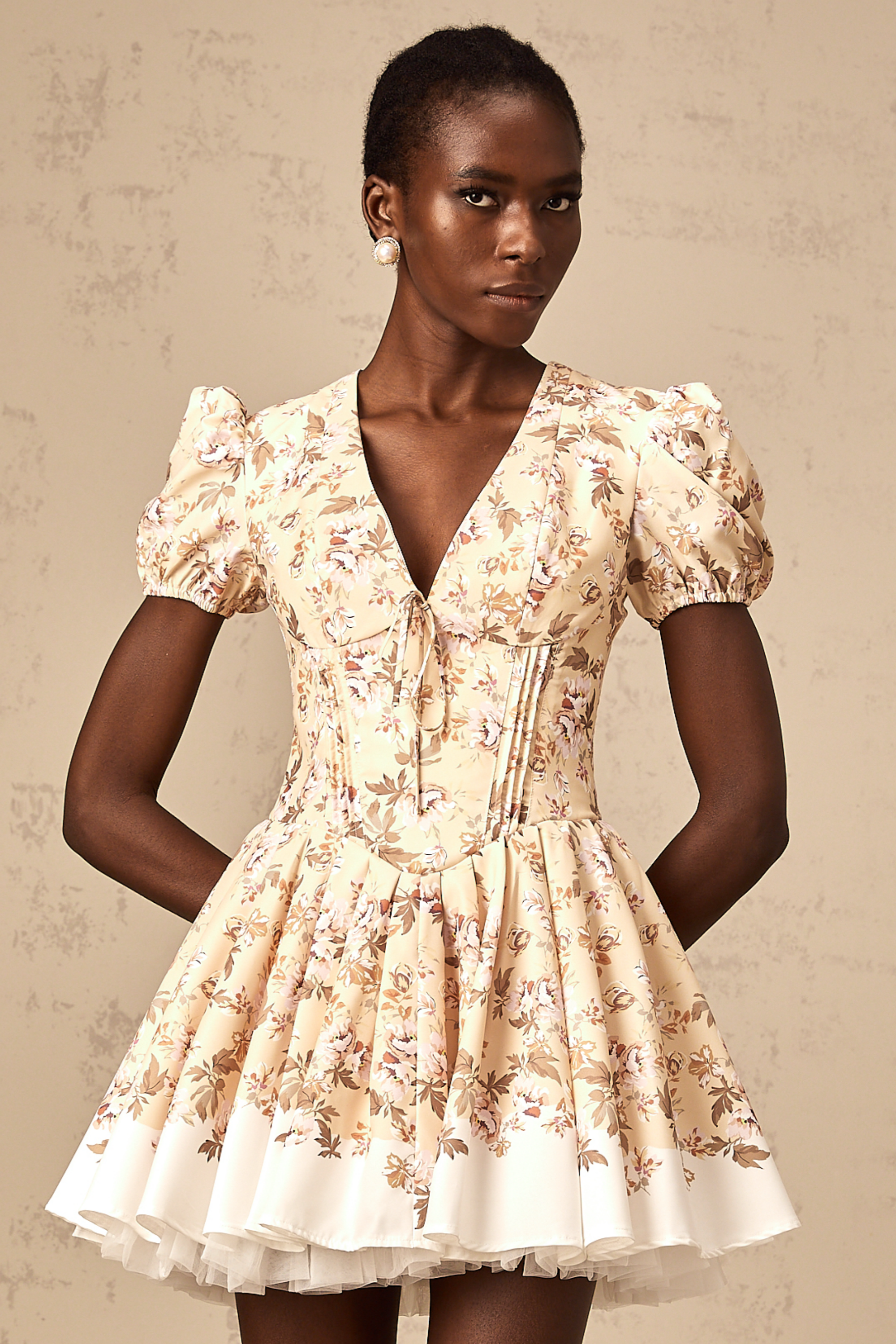 فستان أليزيه قصير مطوي بطبعة زهور صفراء