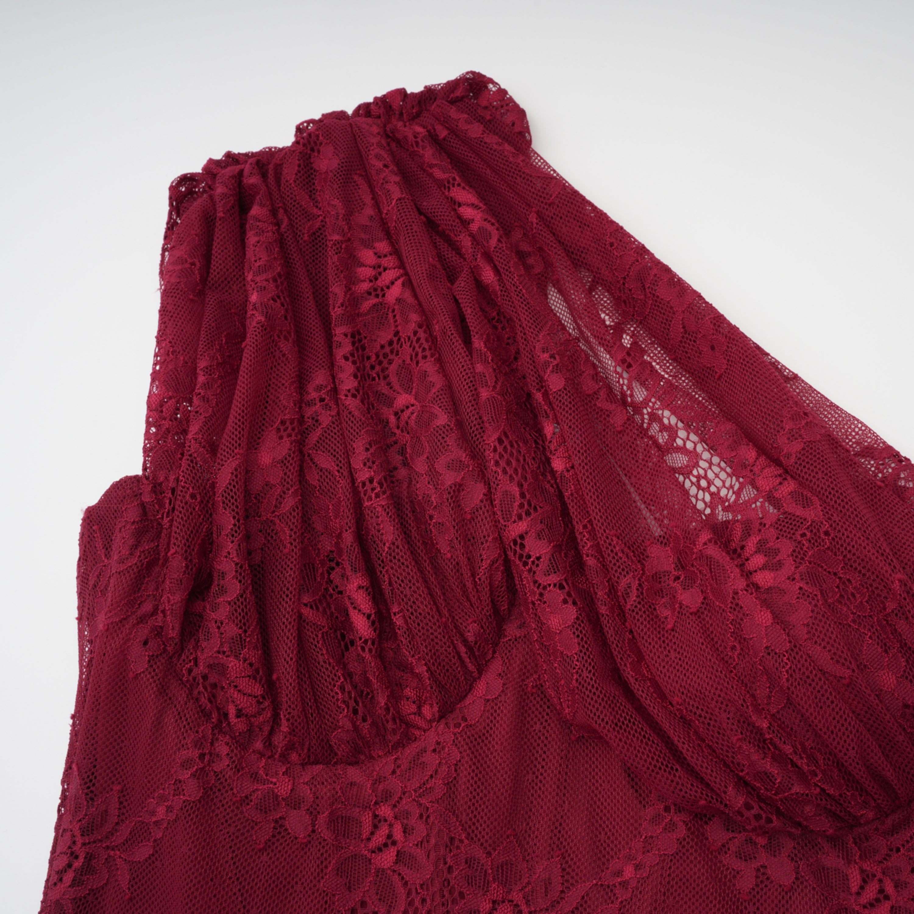 Stefania Rubinrotes Maxikleid mit floraler Spitze