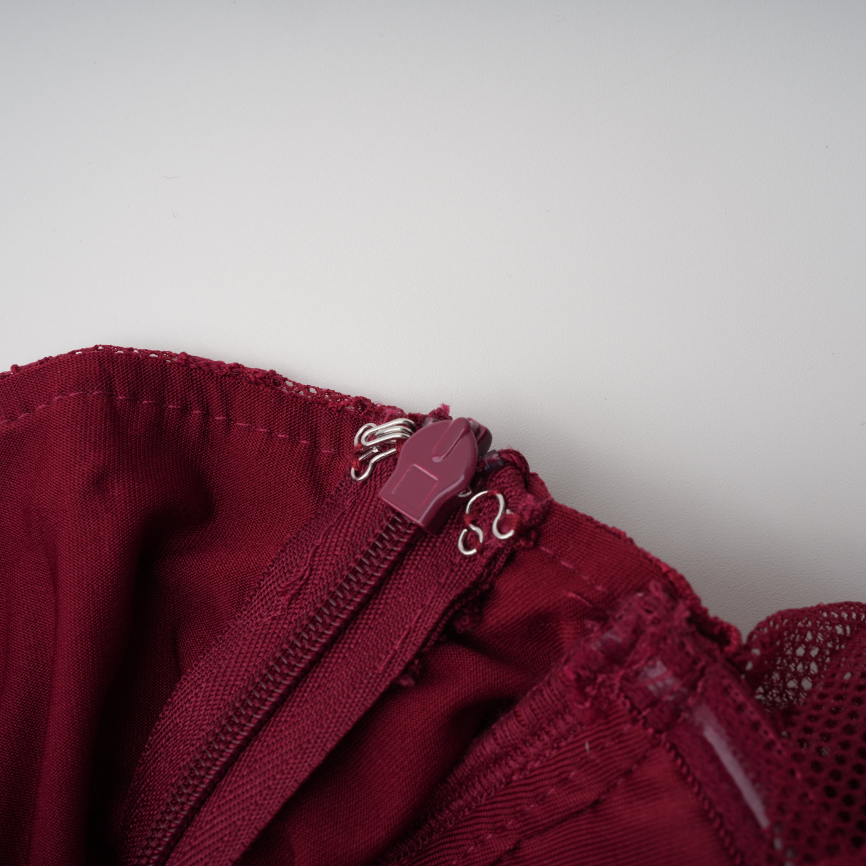 Stefania Rubinrotes Maxikleid mit floraler Spitze