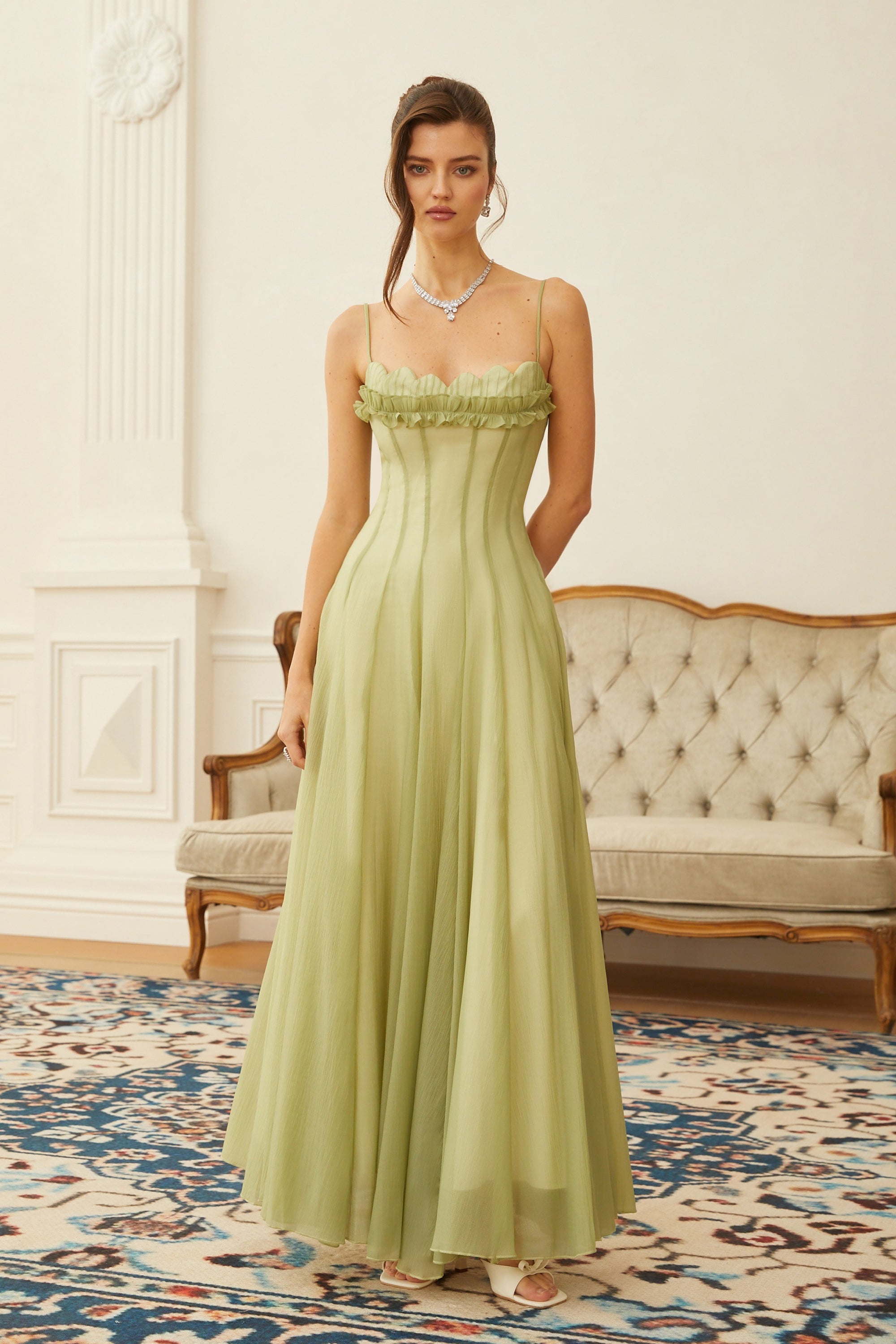 فستان ماكسي من التول المكشكش باللون الماتشا