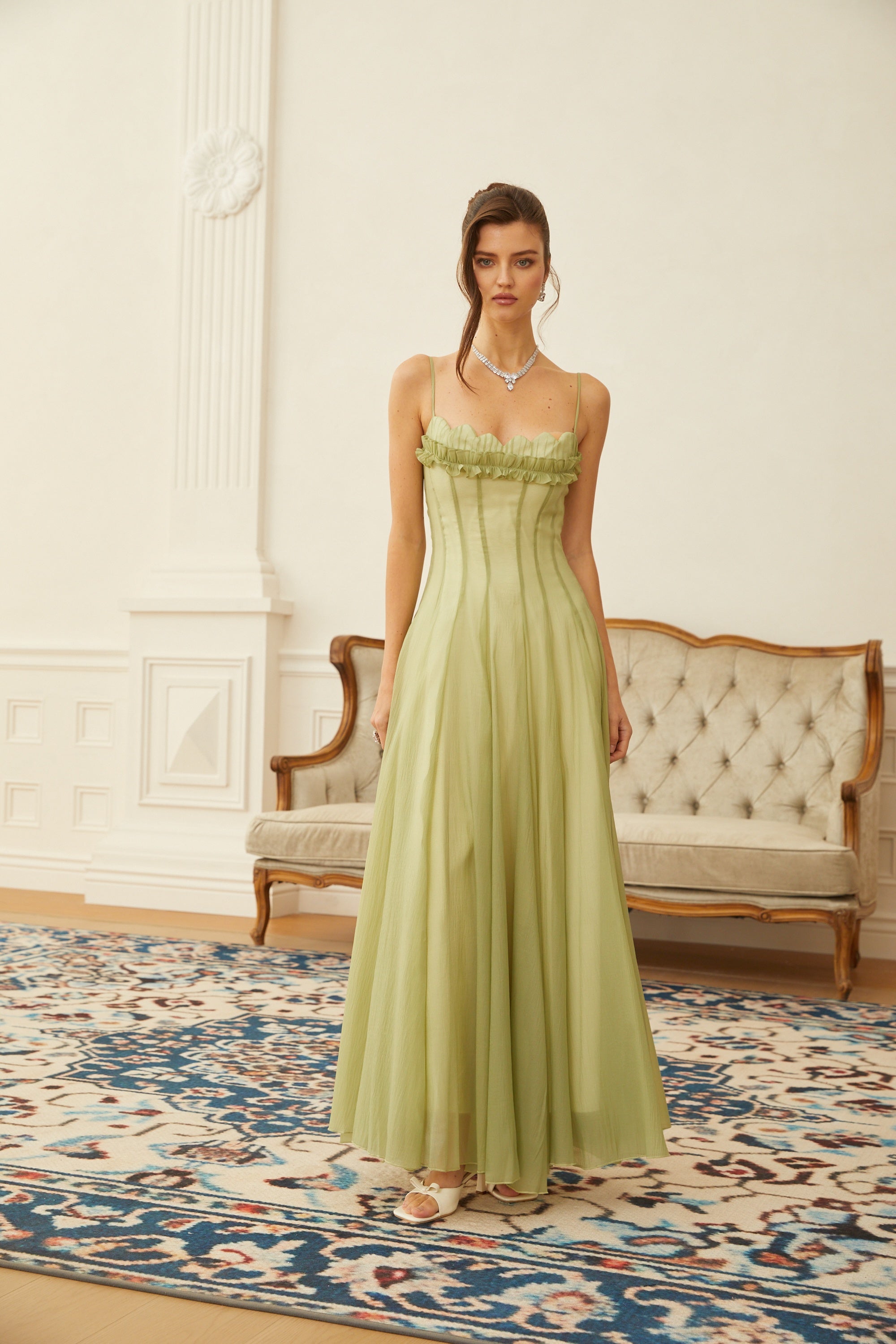 فستان ماكسي من التول المكشكش باللون الماتشا