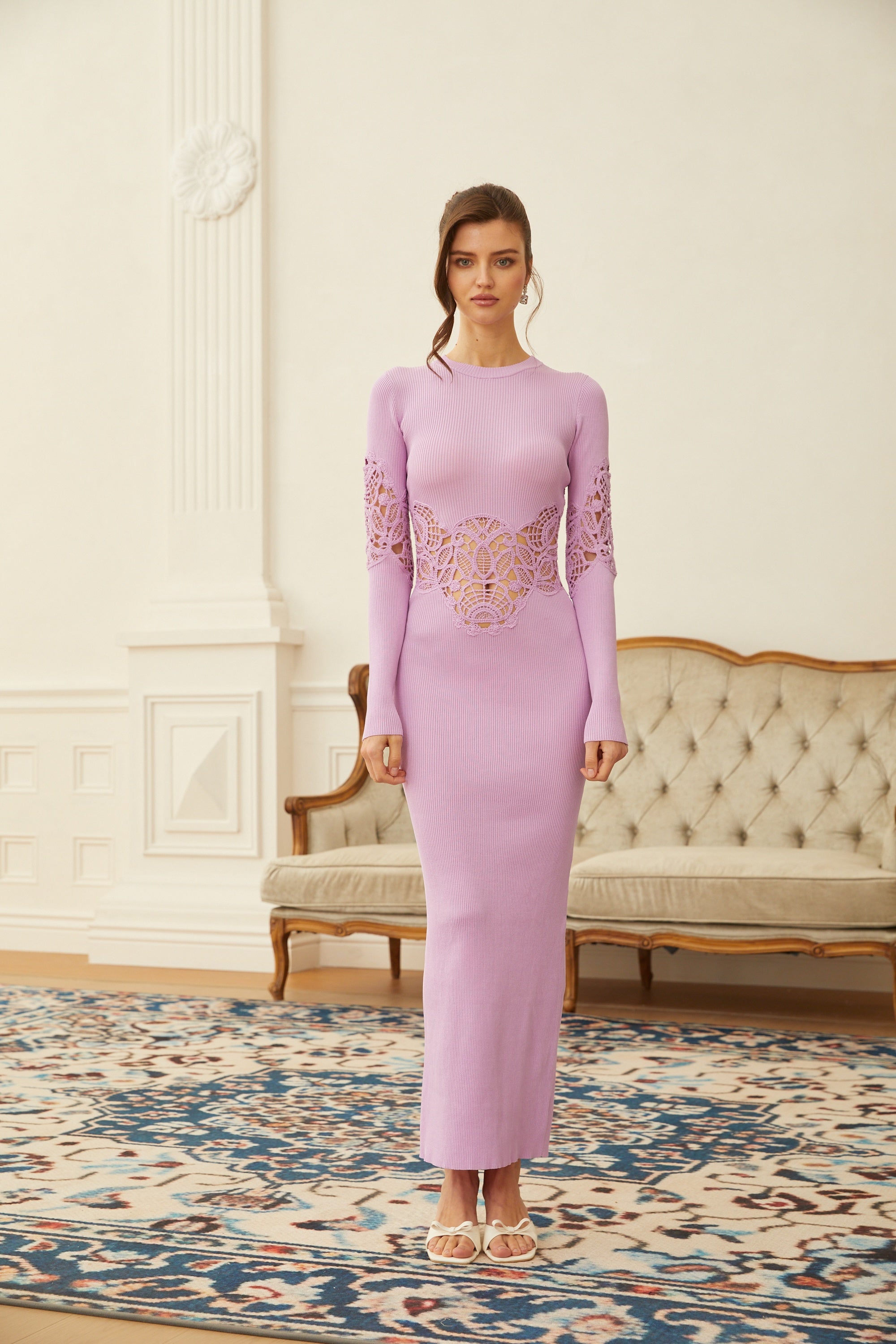 فستان ماكسي من Amanda، مصنوع من نسيج محبوك منسوج، مزين بألواح من الدانتيل الأرجواني.