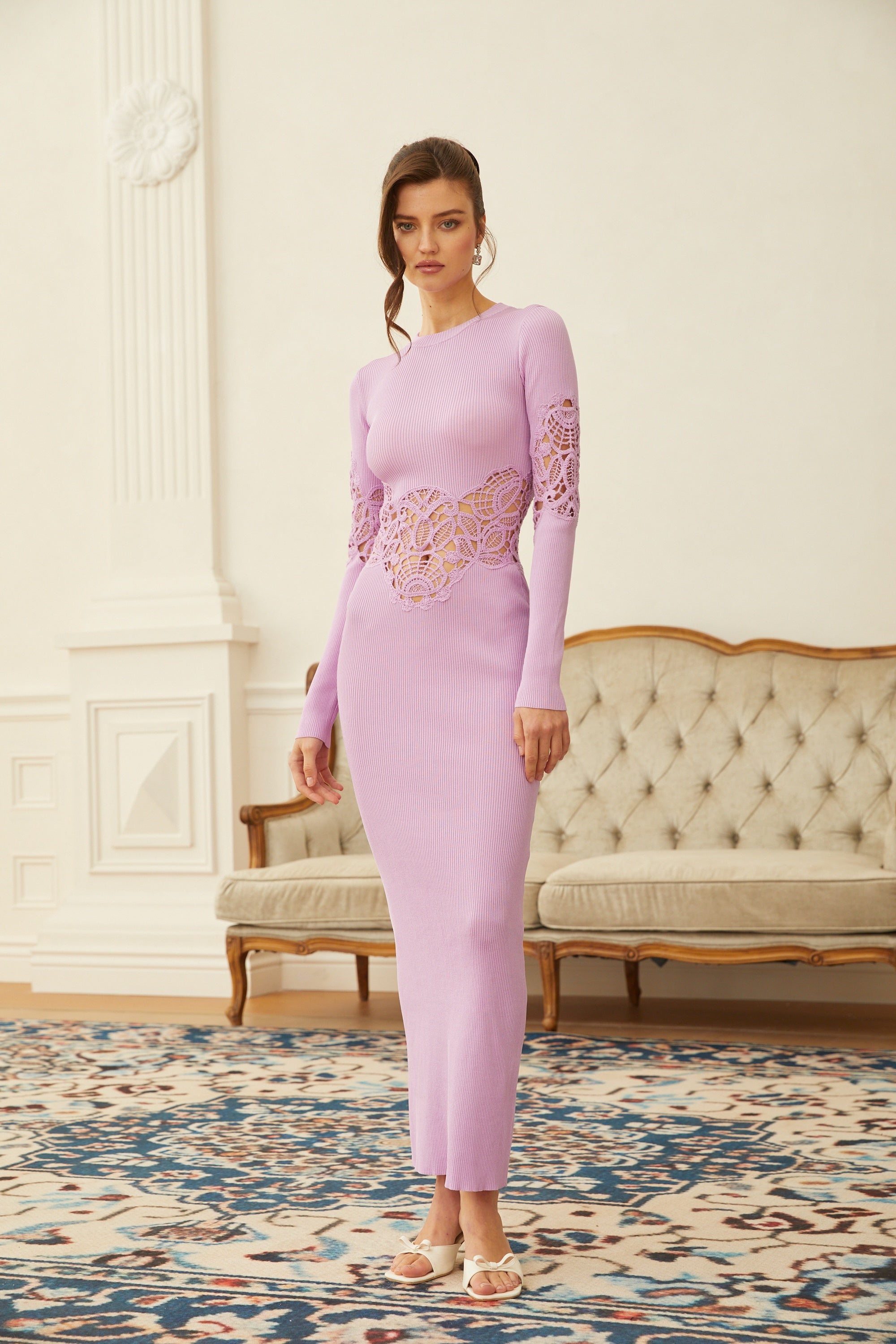 فستان ماكسي من Amanda، مصنوع من نسيج محبوك منسوج، مزين بألواح من الدانتيل الأرجواني.