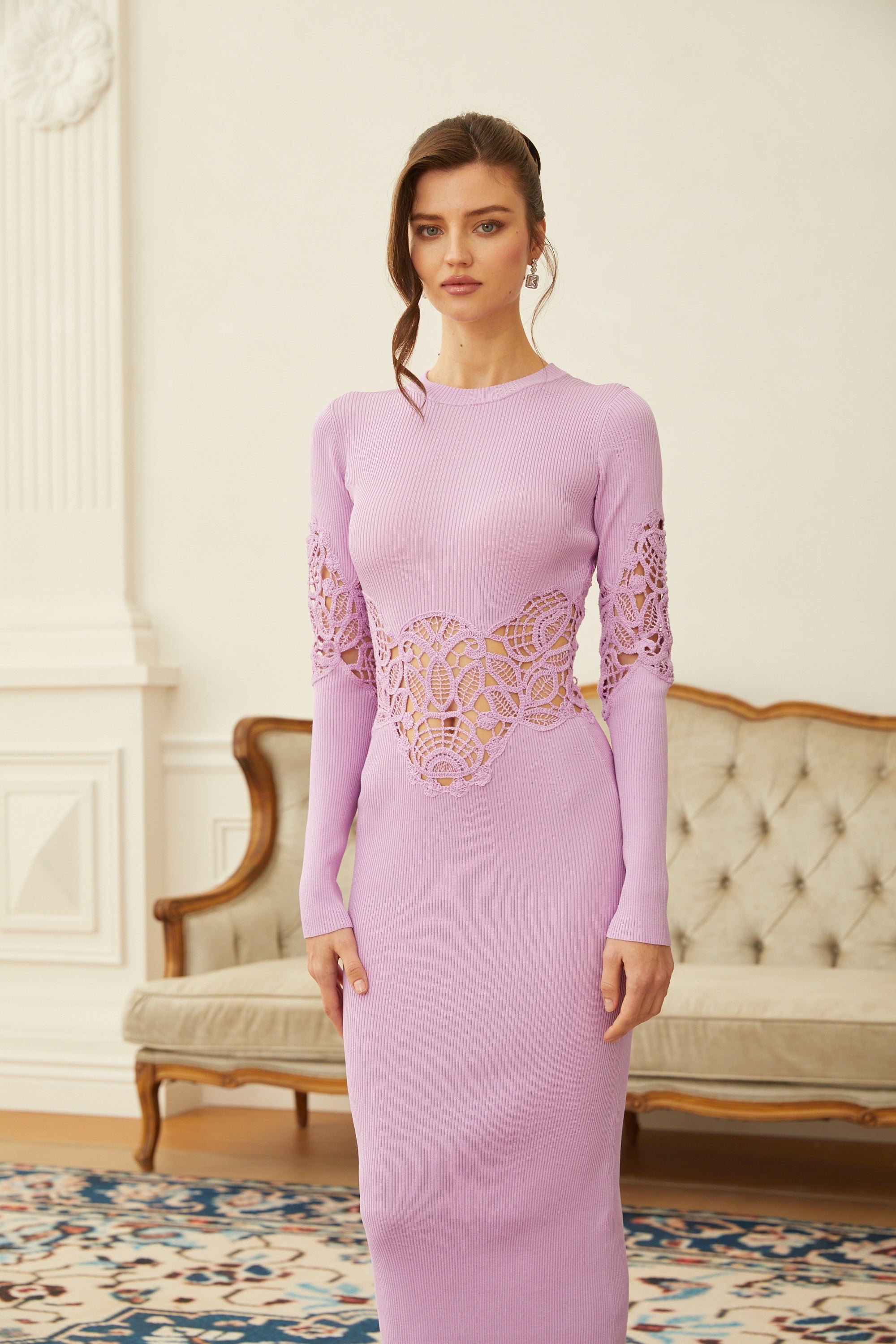 فستان ماكسي من Amanda، مصنوع من نسيج محبوك منسوج، مزين بألواح من الدانتيل الأرجواني.