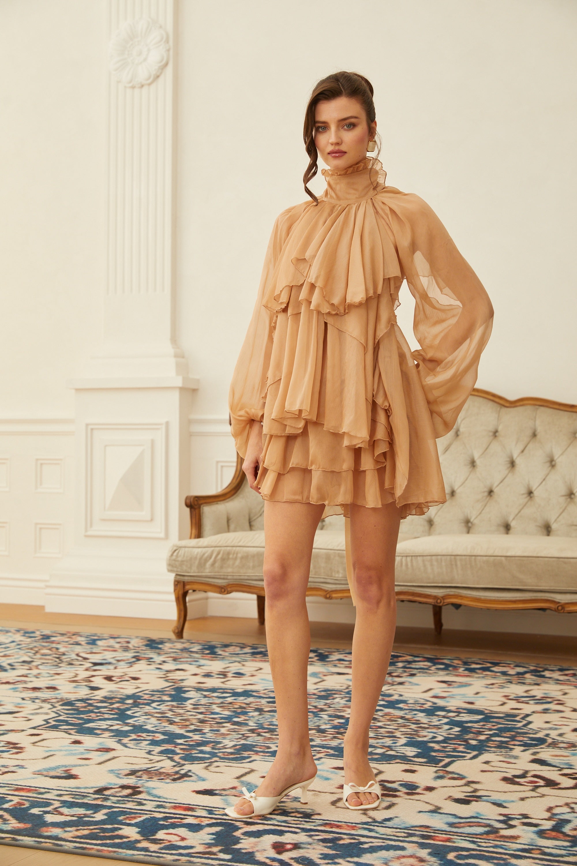 طقم بلوزة وتنورة من الشيفون متعدد الطبقات ومزينة بالتجعيدات باللون البني الزيتوني