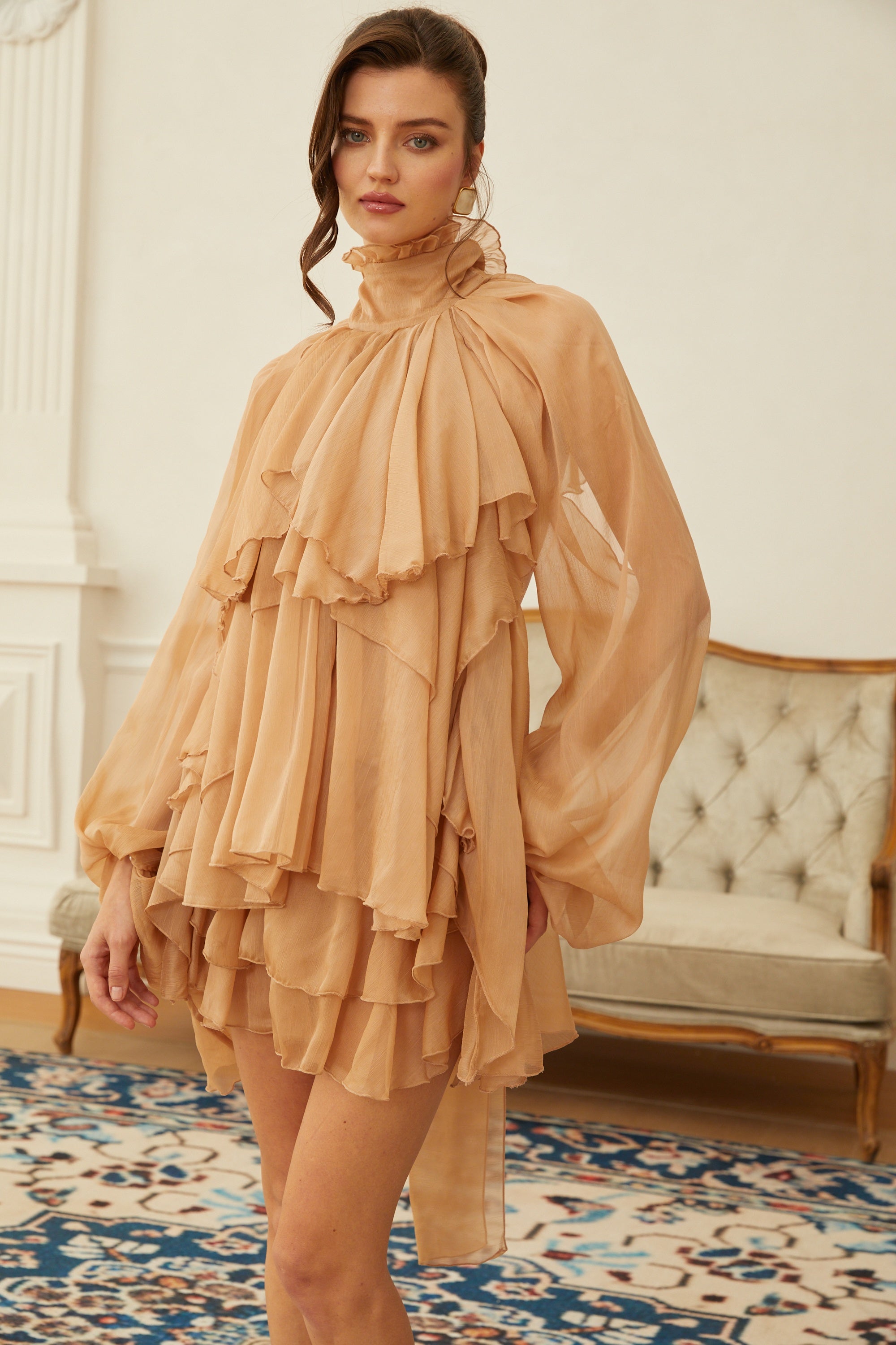 طقم بلوزة وتنورة من الشيفون متعدد الطبقات ومزينة بالتجعيدات باللون البني الزيتوني