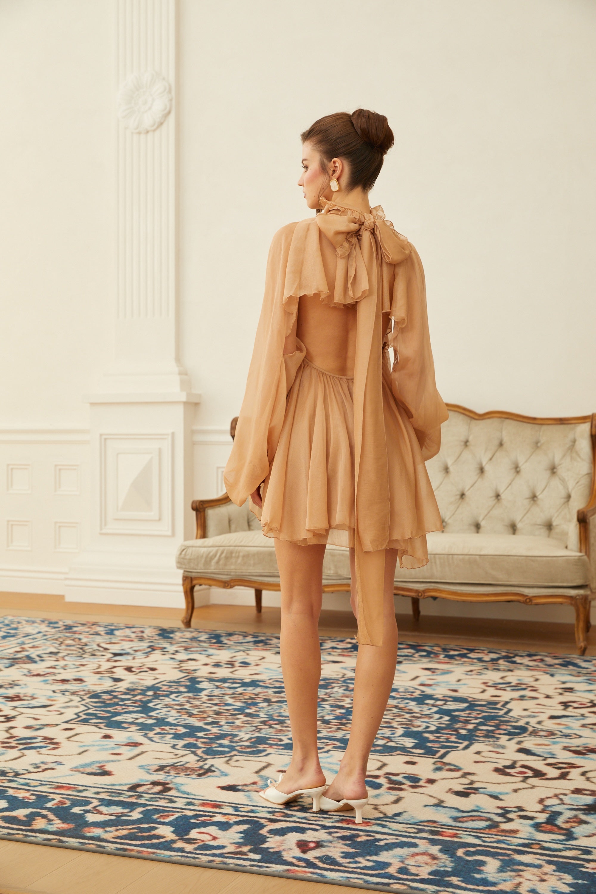 طقم بلوزة وتنورة من الشيفون متعدد الطبقات ومزينة بالتجعيدات باللون البني الزيتوني