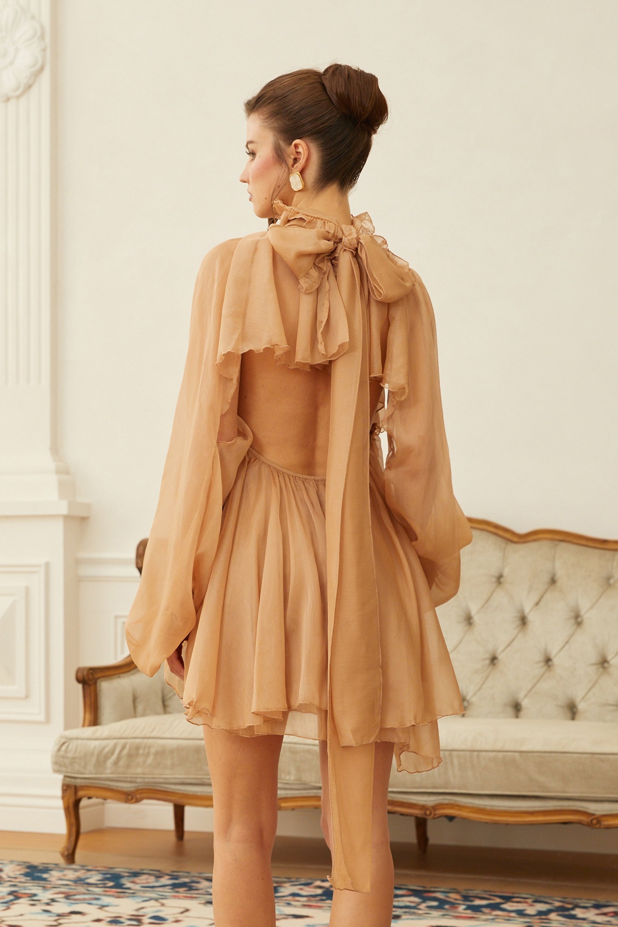 طقم بلوزة وتنورة من الشيفون متعدد الطبقات ومزينة بالتجعيدات باللون البني الزيتوني