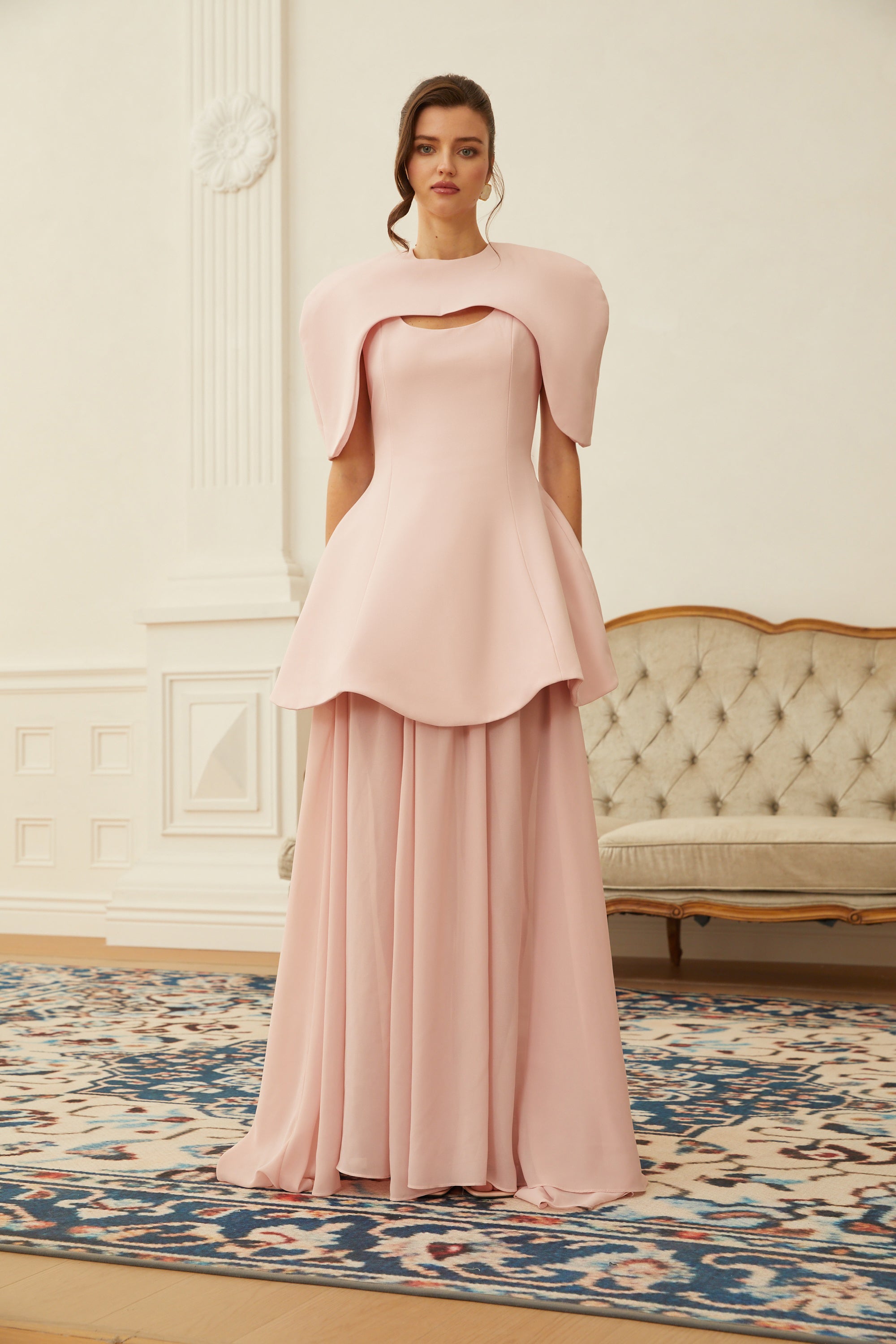 طقم فستان ماكسي طويل ذو طبقات ووشاح من تصميم أوريان، باللون الوردي.