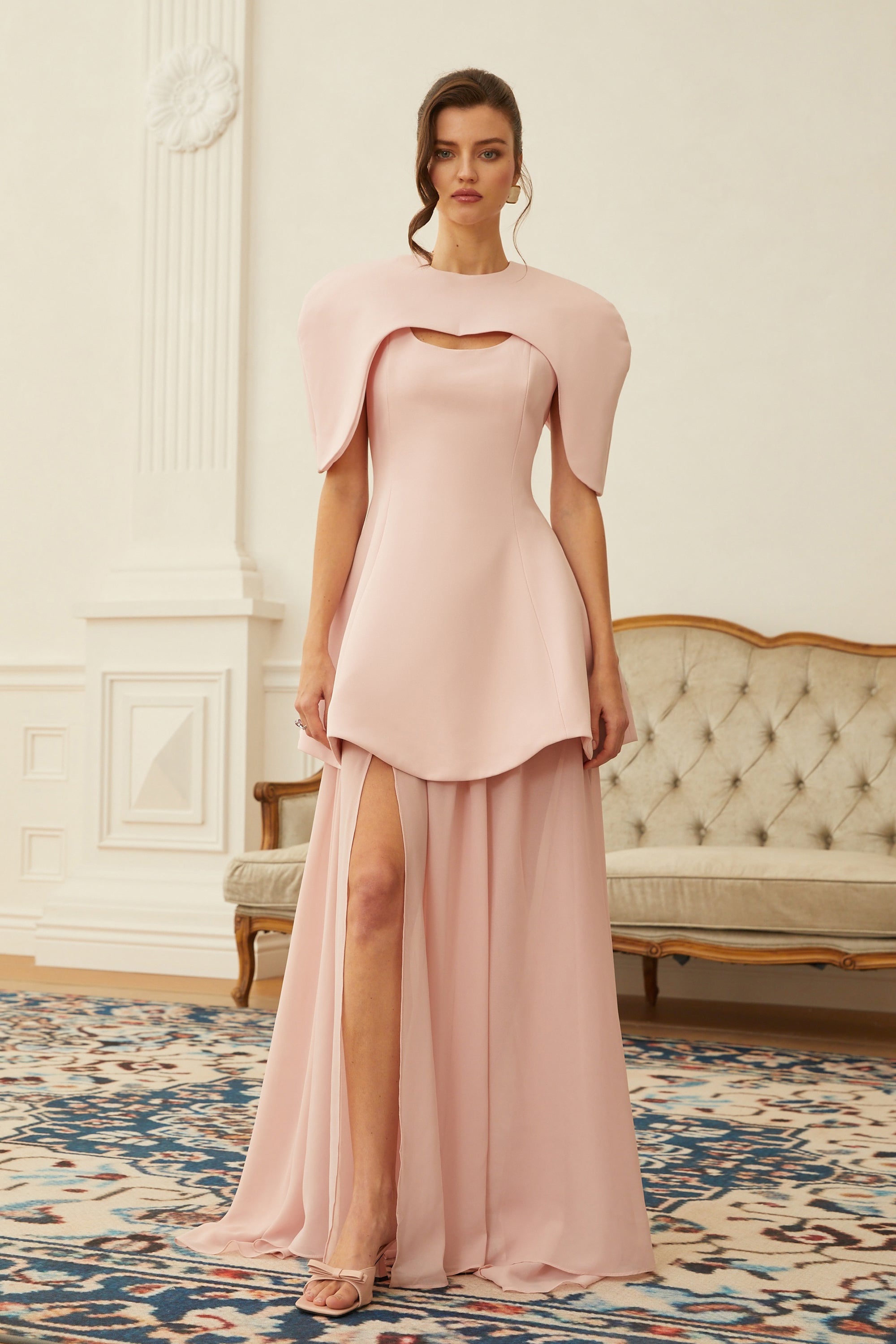 طقم فستان ماكسي طويل ذو طبقات ووشاح من تصميم أوريان، باللون الوردي.