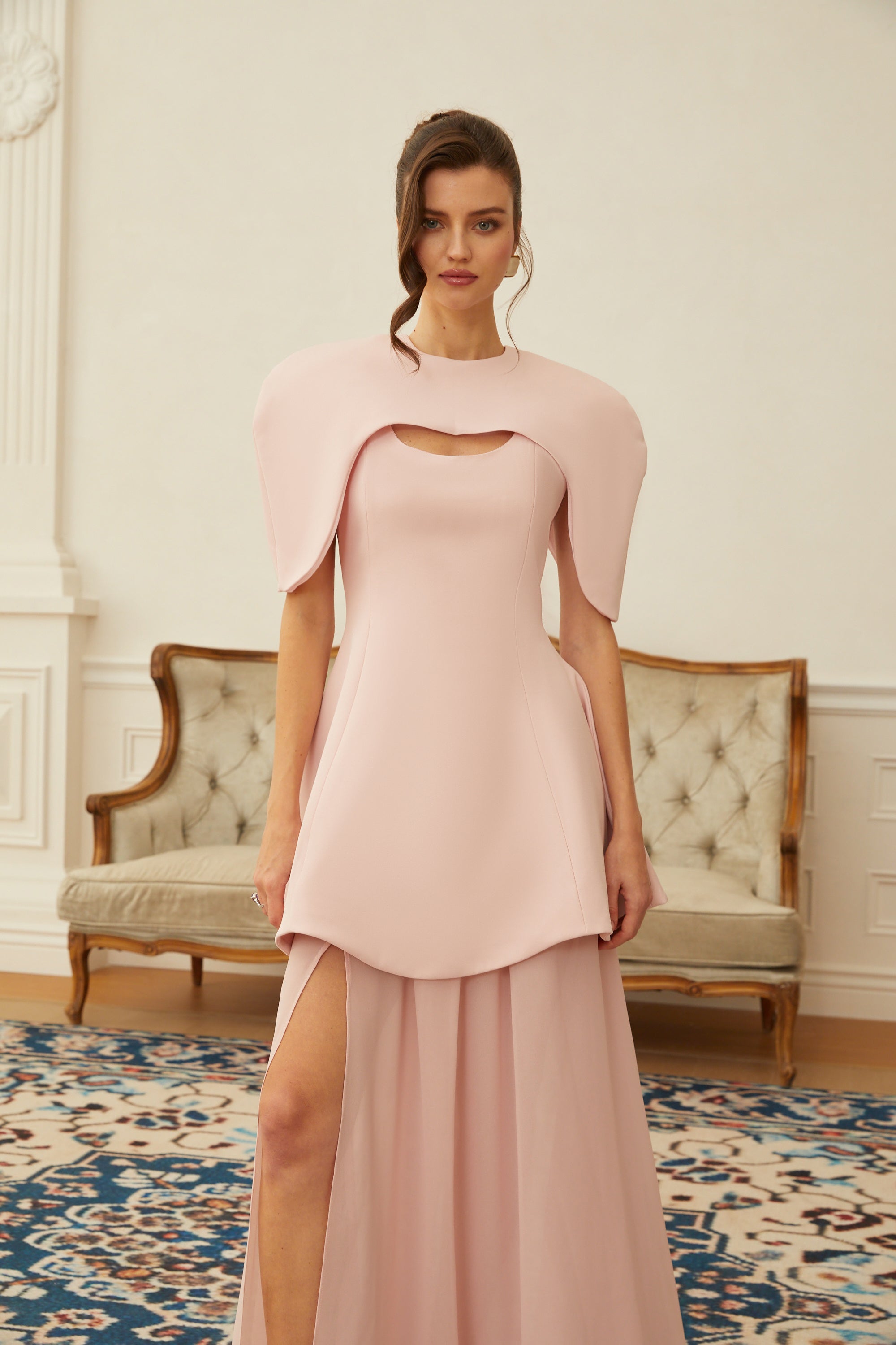 طقم فستان ماكسي طويل ذو طبقات ووشاح من تصميم أوريان، باللون الوردي.