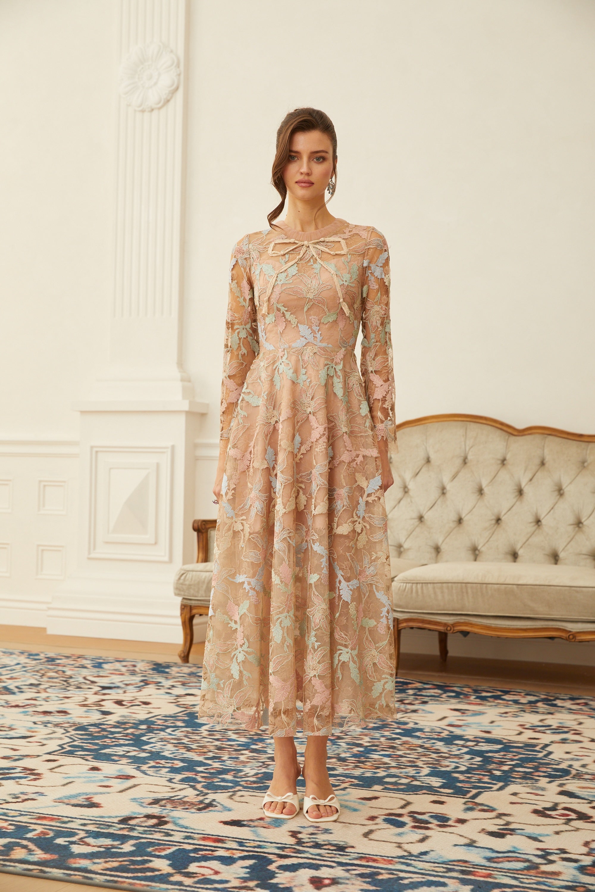 Ragnfrid Maxikleid mit neutralem floralem Jacquard-Spitzenmuster