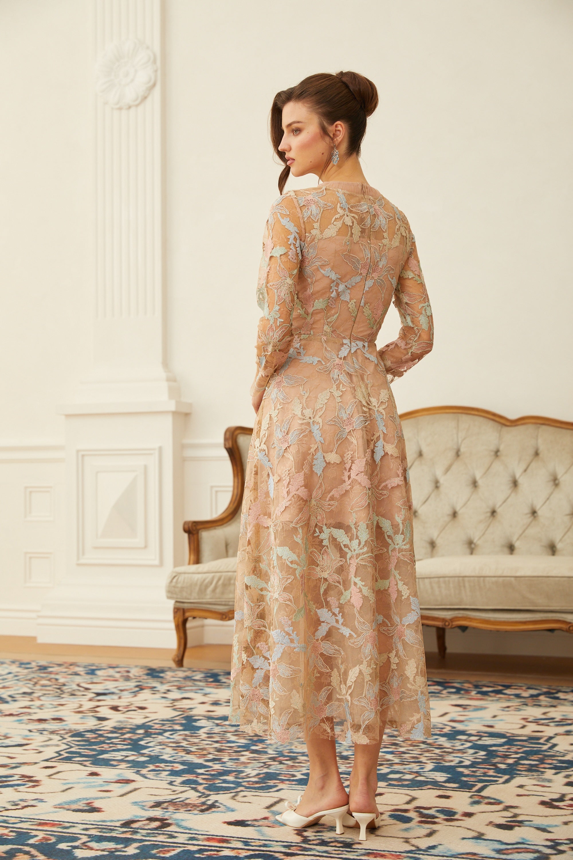 Ragnfrid Maxikleid mit neutralem floralem Jacquard-Spitzenmuster