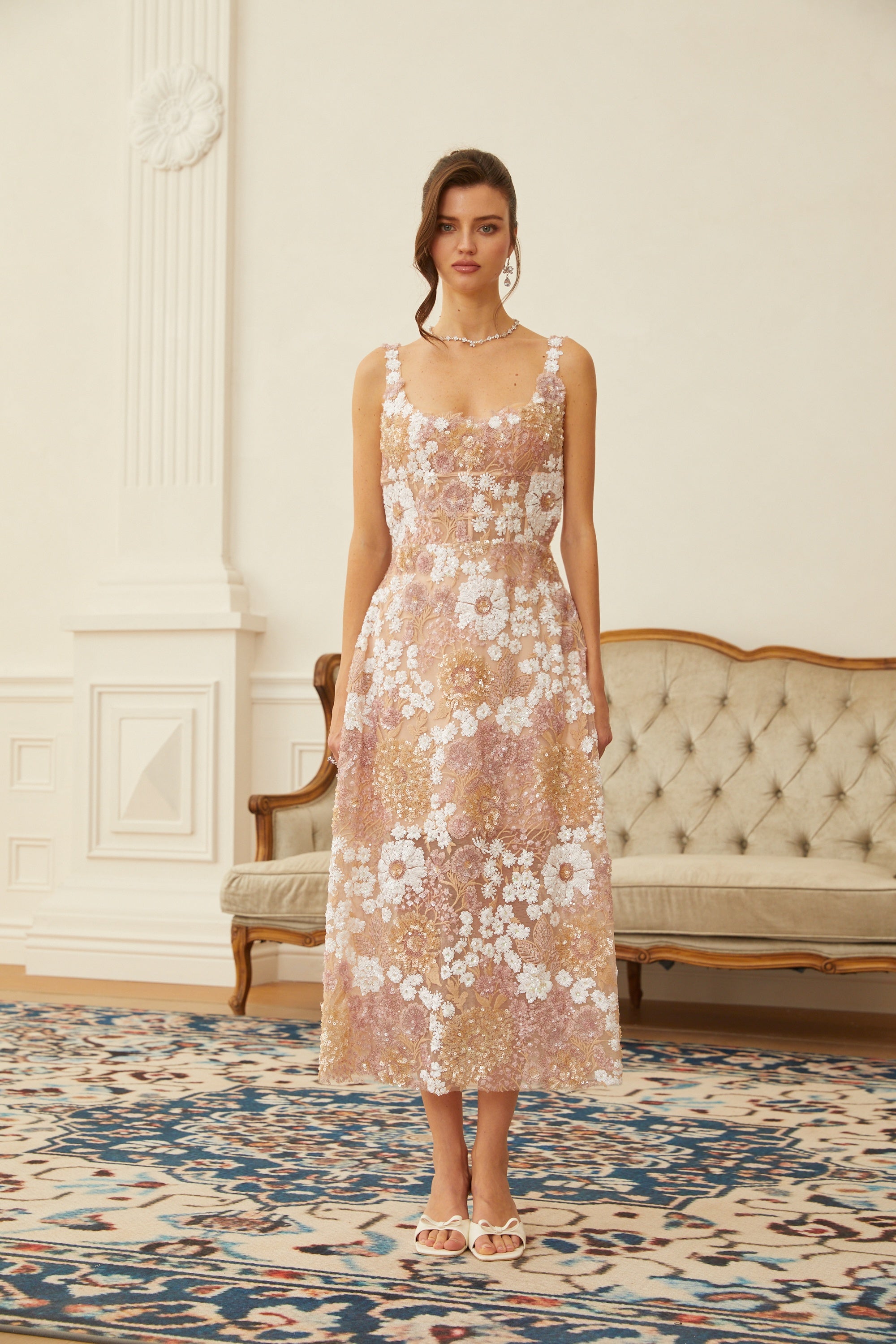 فستان إيرليس متوسط الطول من التول المزود بالترتر والنقشة الزهرية باللون المحايد