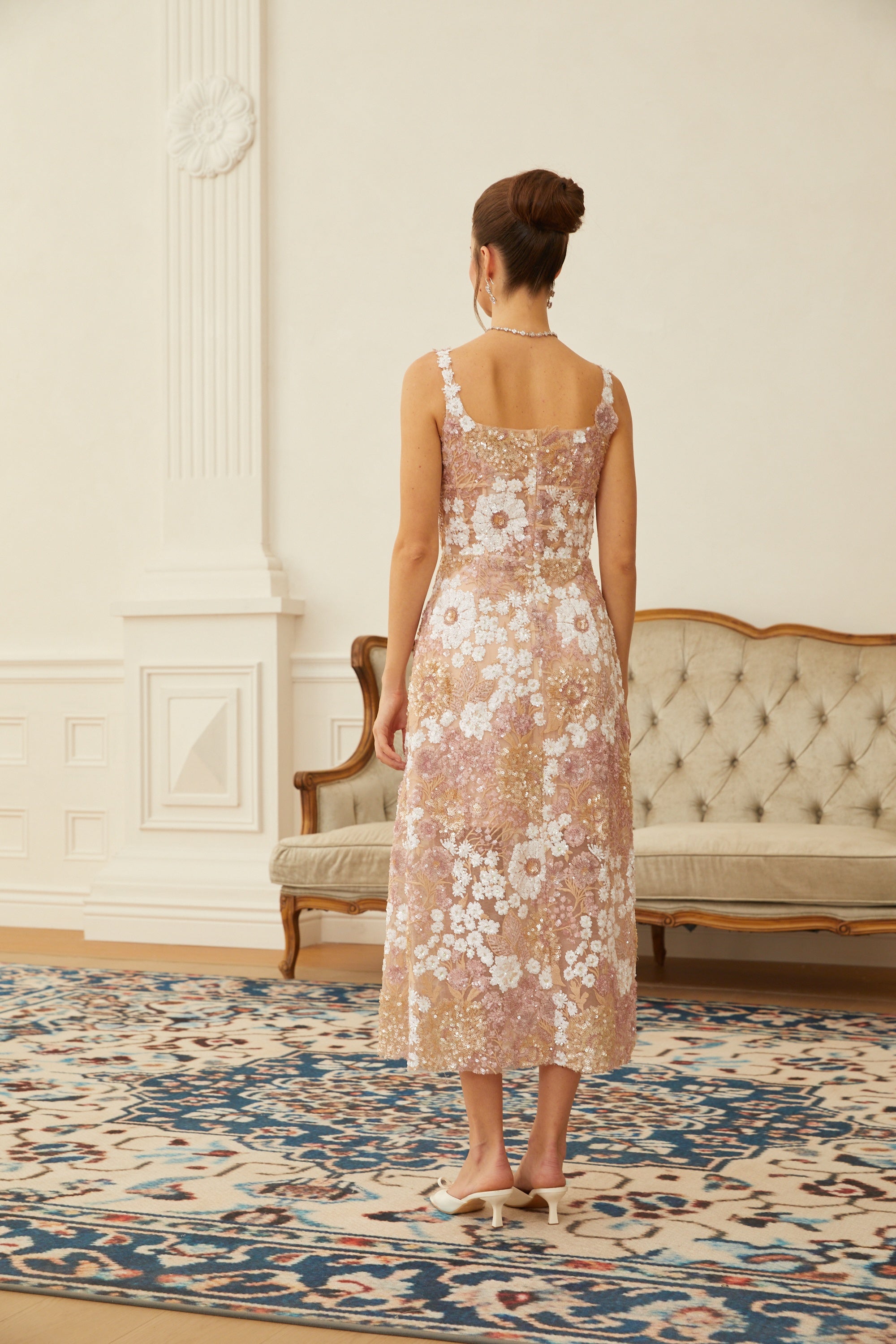 فستان إيرليس متوسط الطول من التول المزود بالترتر والنقشة الزهرية باللون المحايد