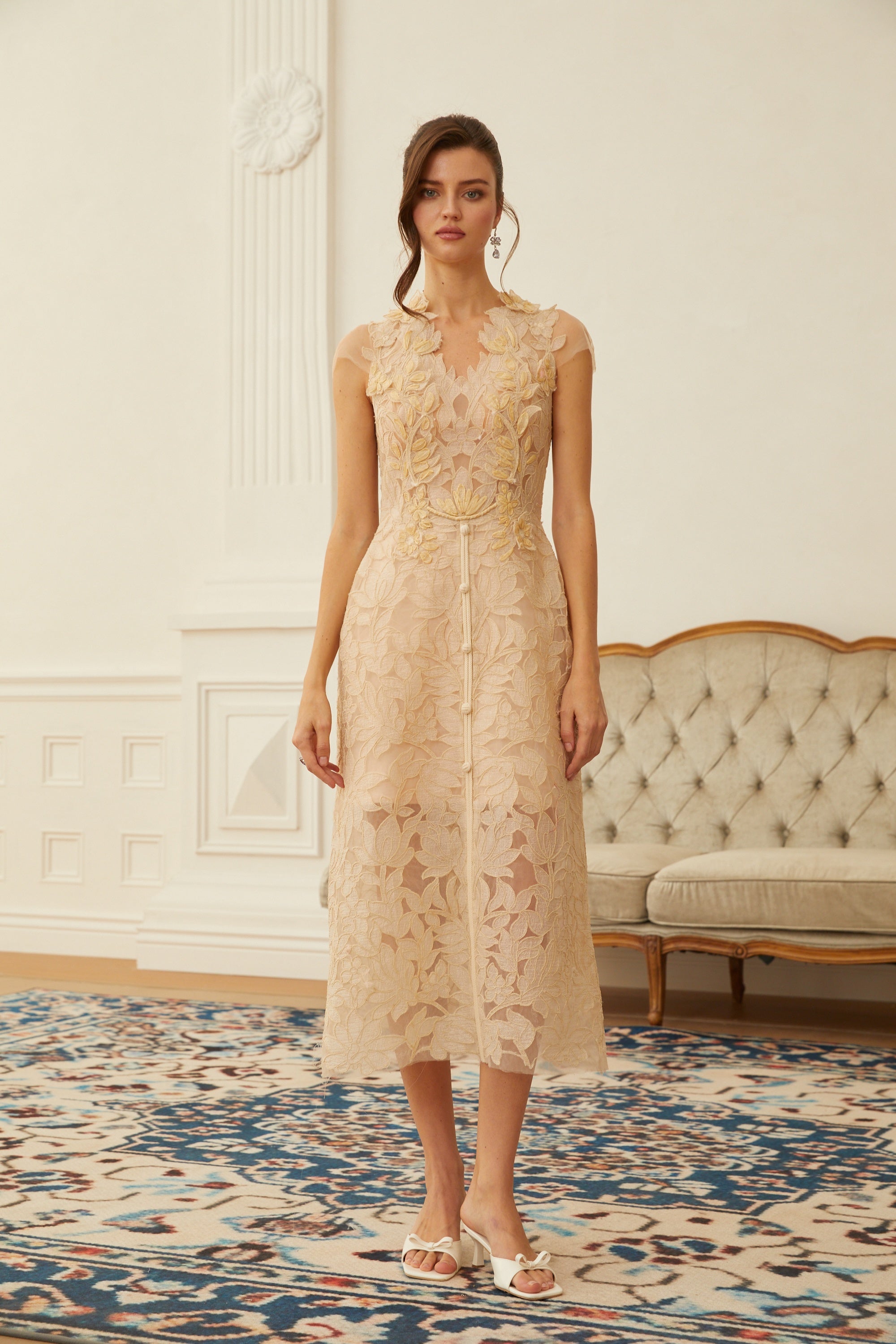 Linnea – Midi-Kleid in Nude mit floralen Applikationen und V-Ausschnitt