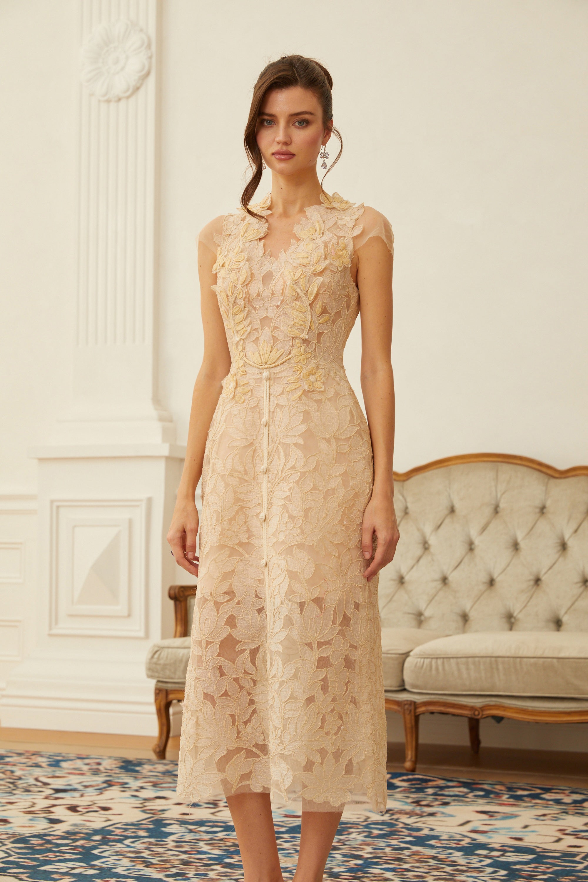 Linnea – Midi-Kleid in Nude mit floralen Applikationen und V-Ausschnitt