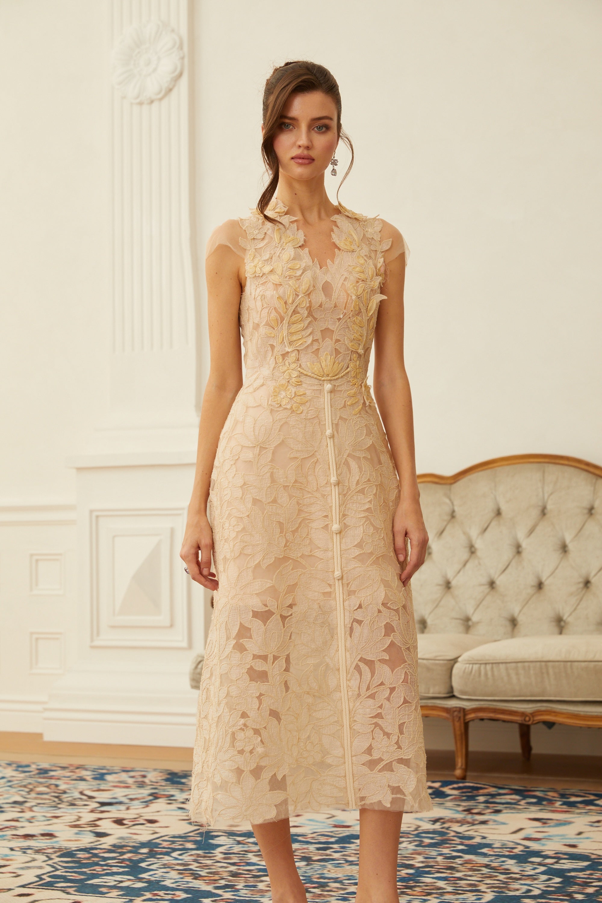 Linnea – Midi-Kleid in Nude mit floralen Applikationen und V-Ausschnitt