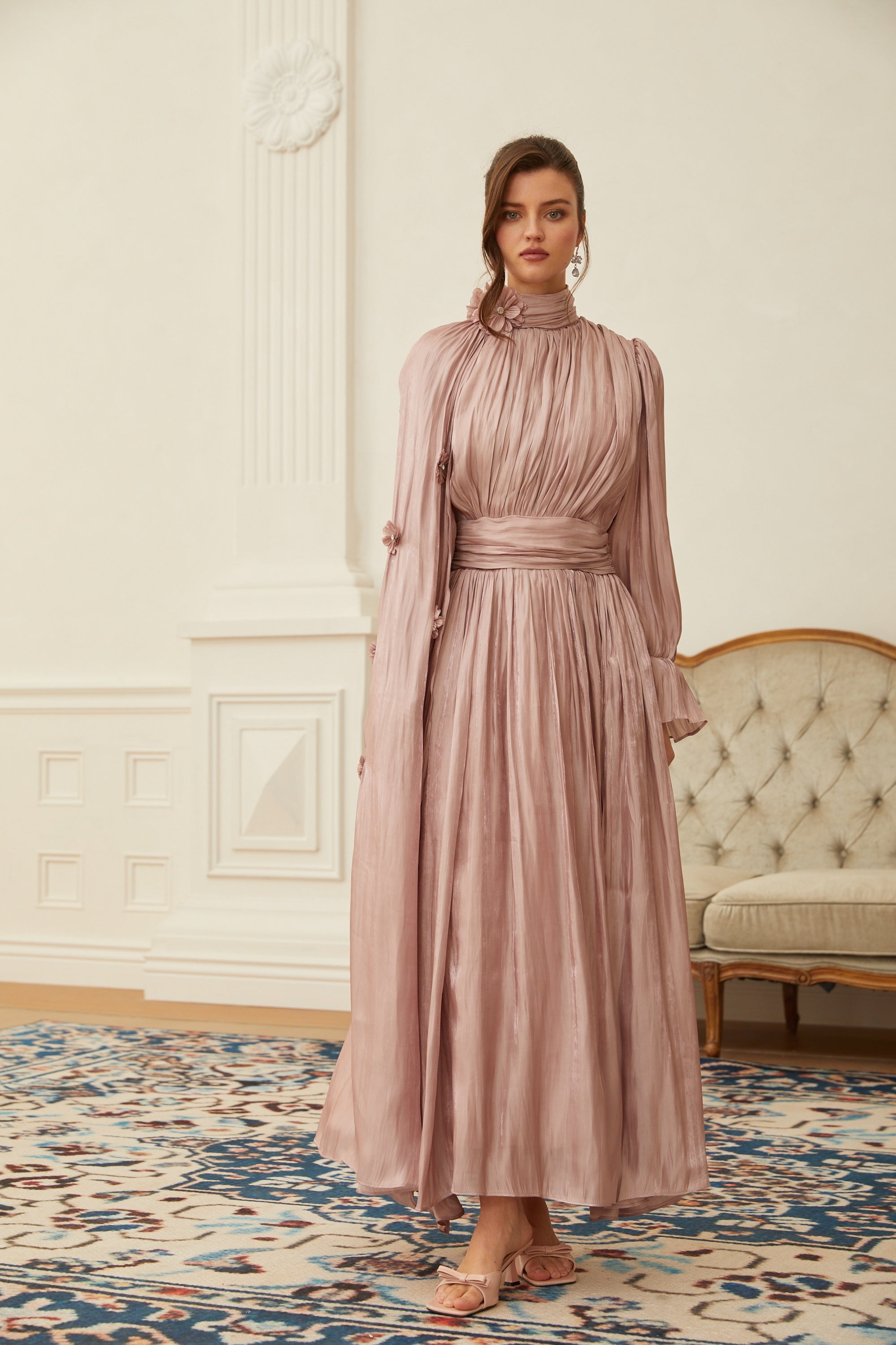 Oaklyn Maxikleid mit rosa Blumenmuster, plissiertem Cape und Umhang