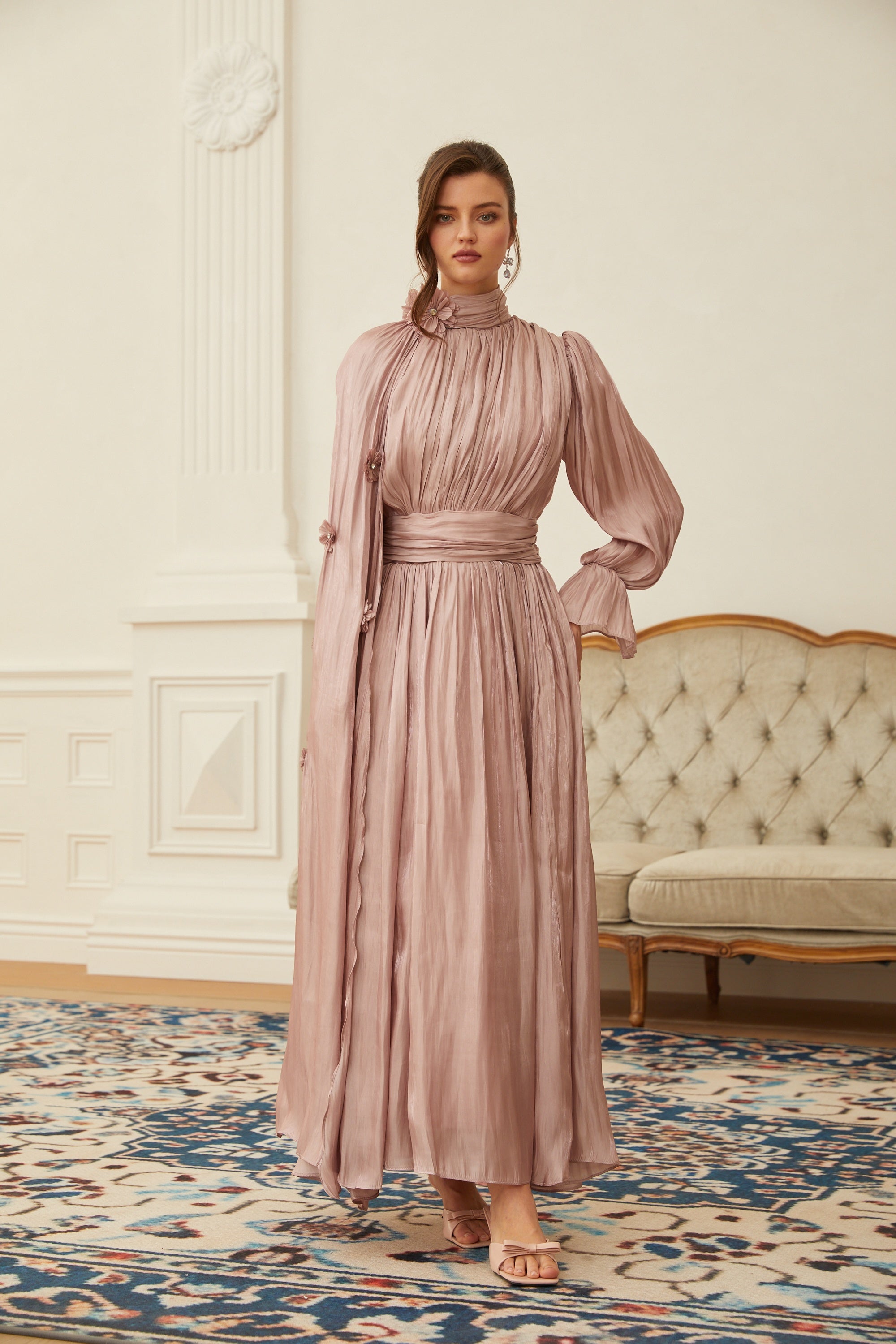 Oaklyn Maxikleid mit rosa Blumenmuster, plissiertem Cape und Umhang