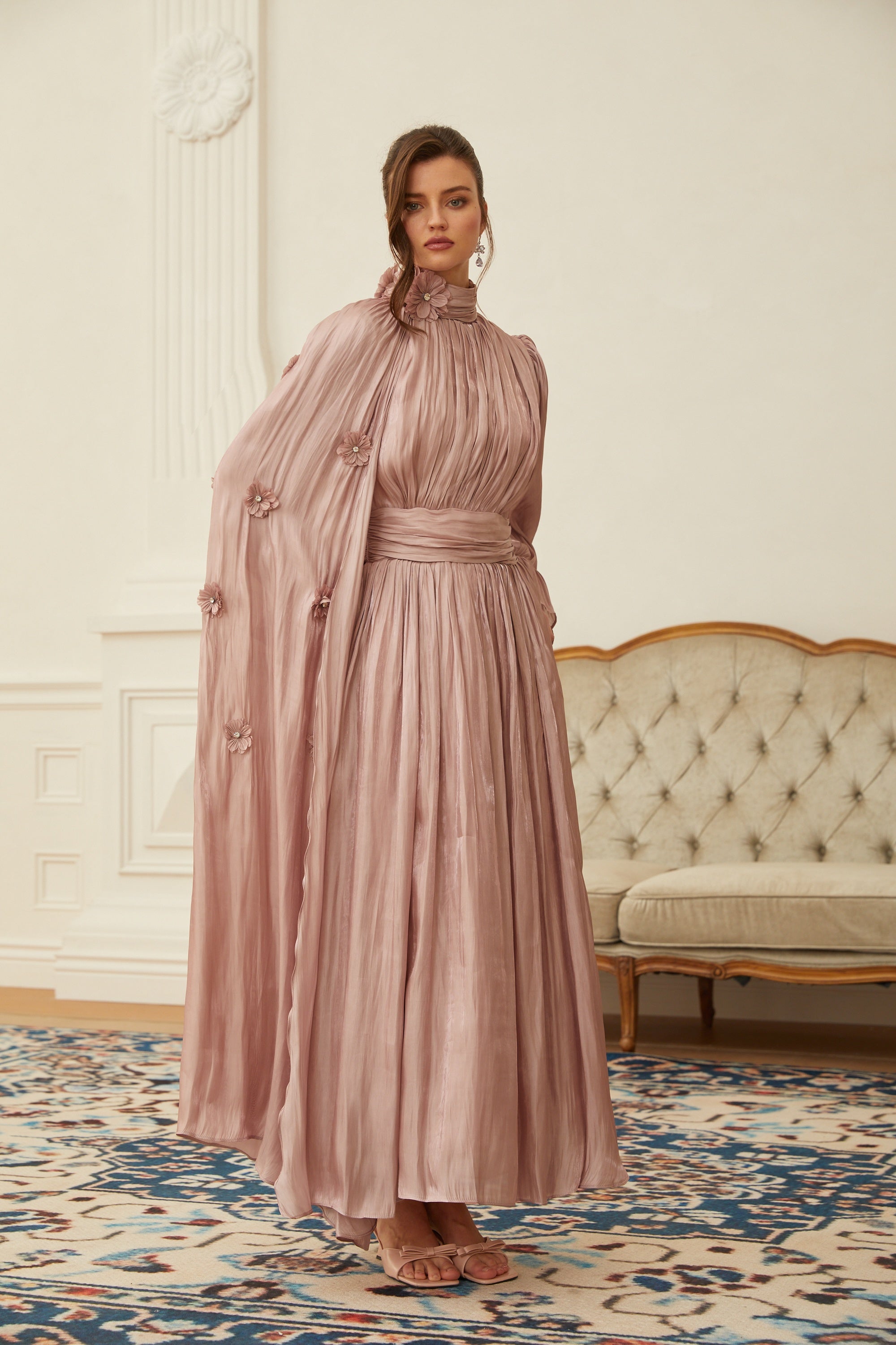 Oaklyn Maxikleid mit rosa Blumenmuster, plissiertem Cape und Umhang