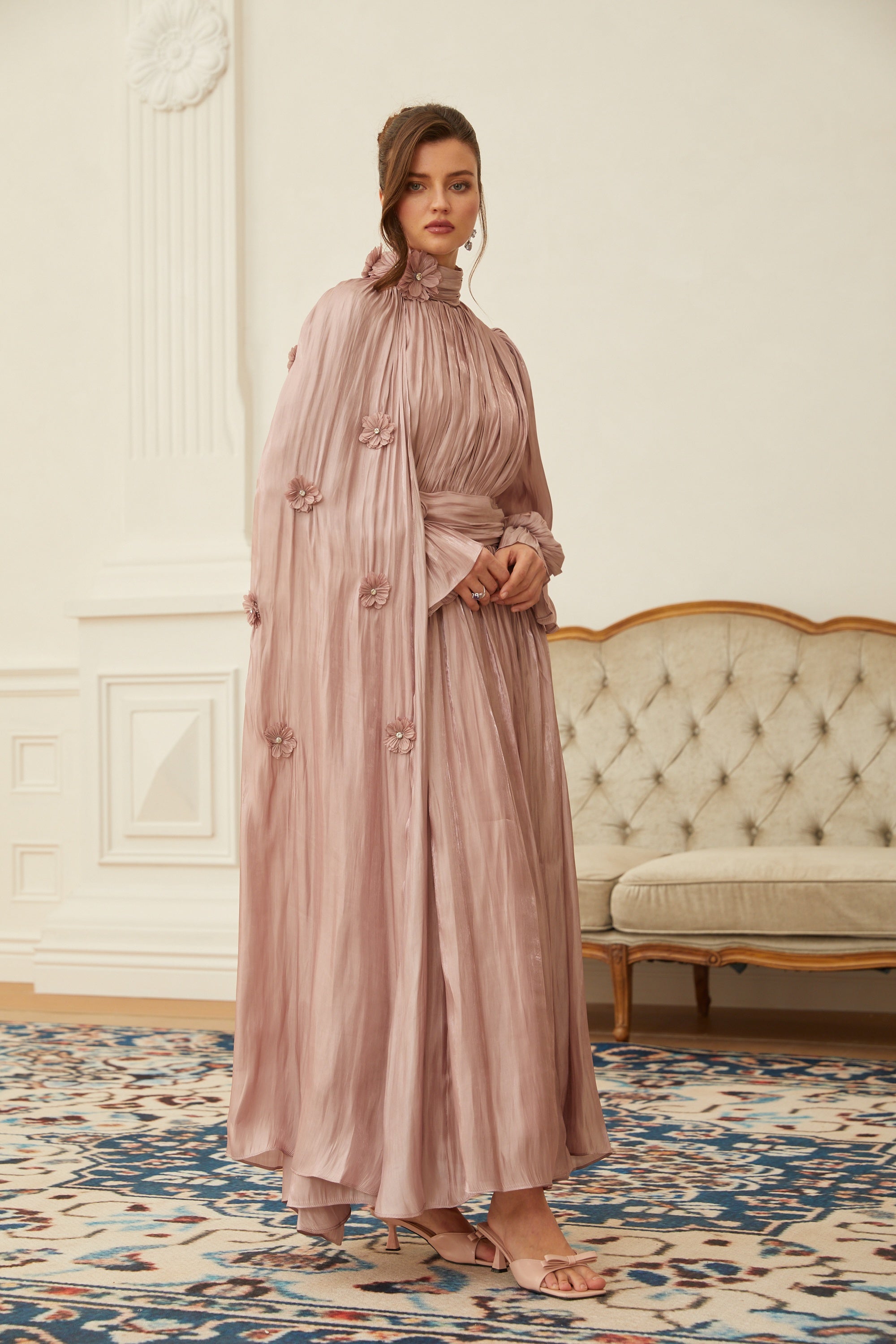 Oaklyn Maxikleid mit rosa Blumenmuster, plissiertem Cape und Umhang