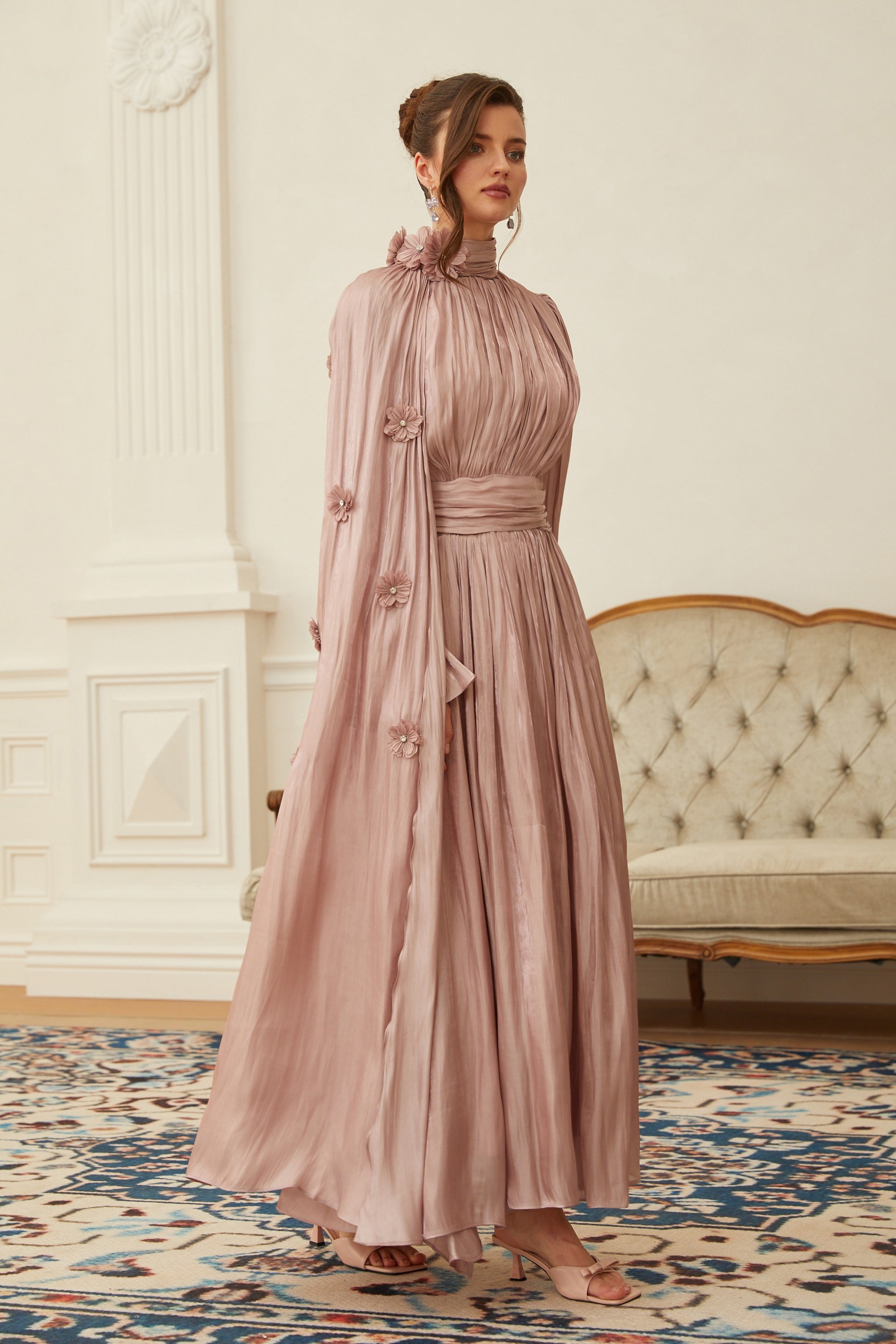 Oaklyn Maxikleid mit rosa Blumenmuster, plissiertem Cape und Umhang