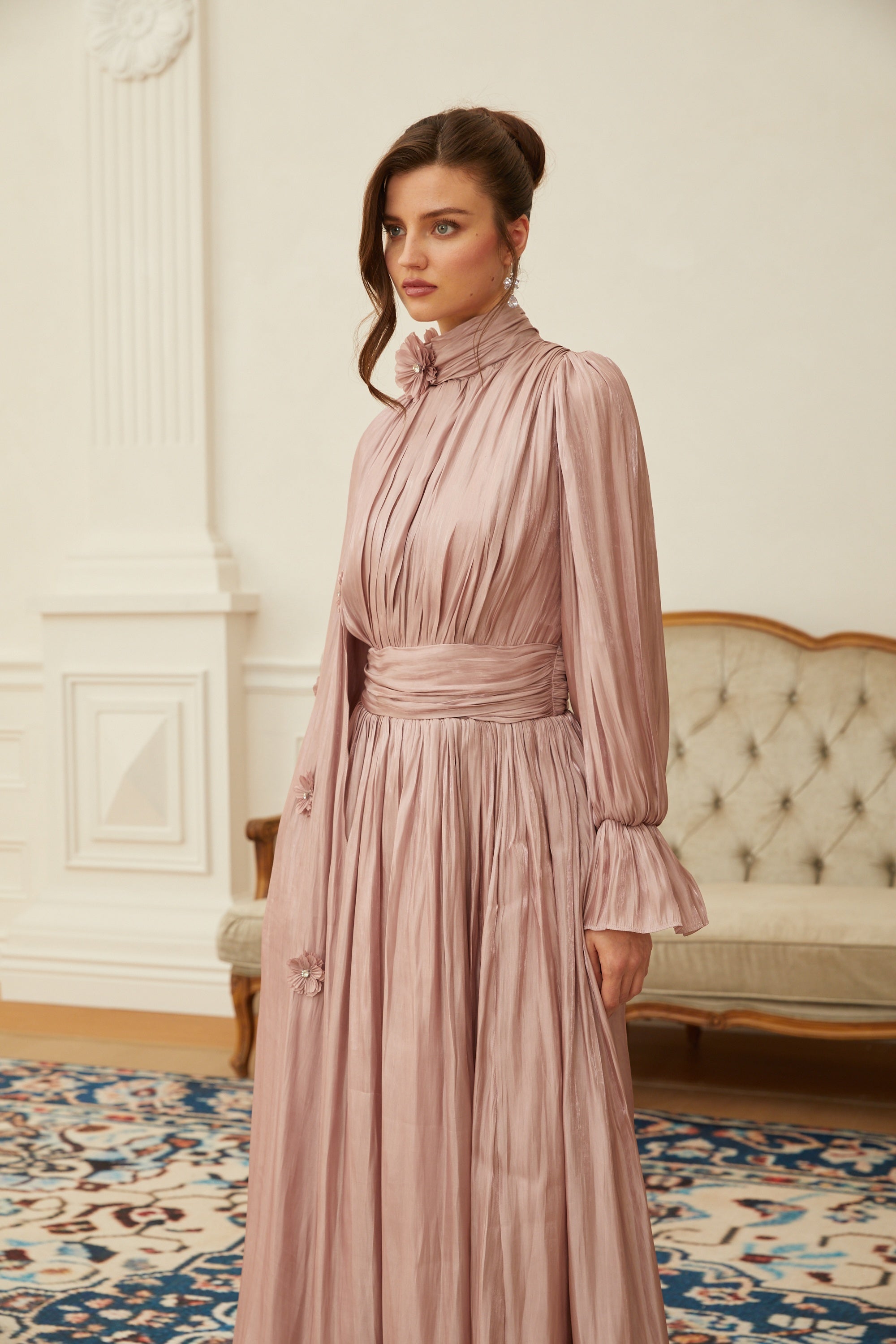 Oaklyn Maxikleid mit rosa Blumenmuster, plissiertem Cape und Umhang