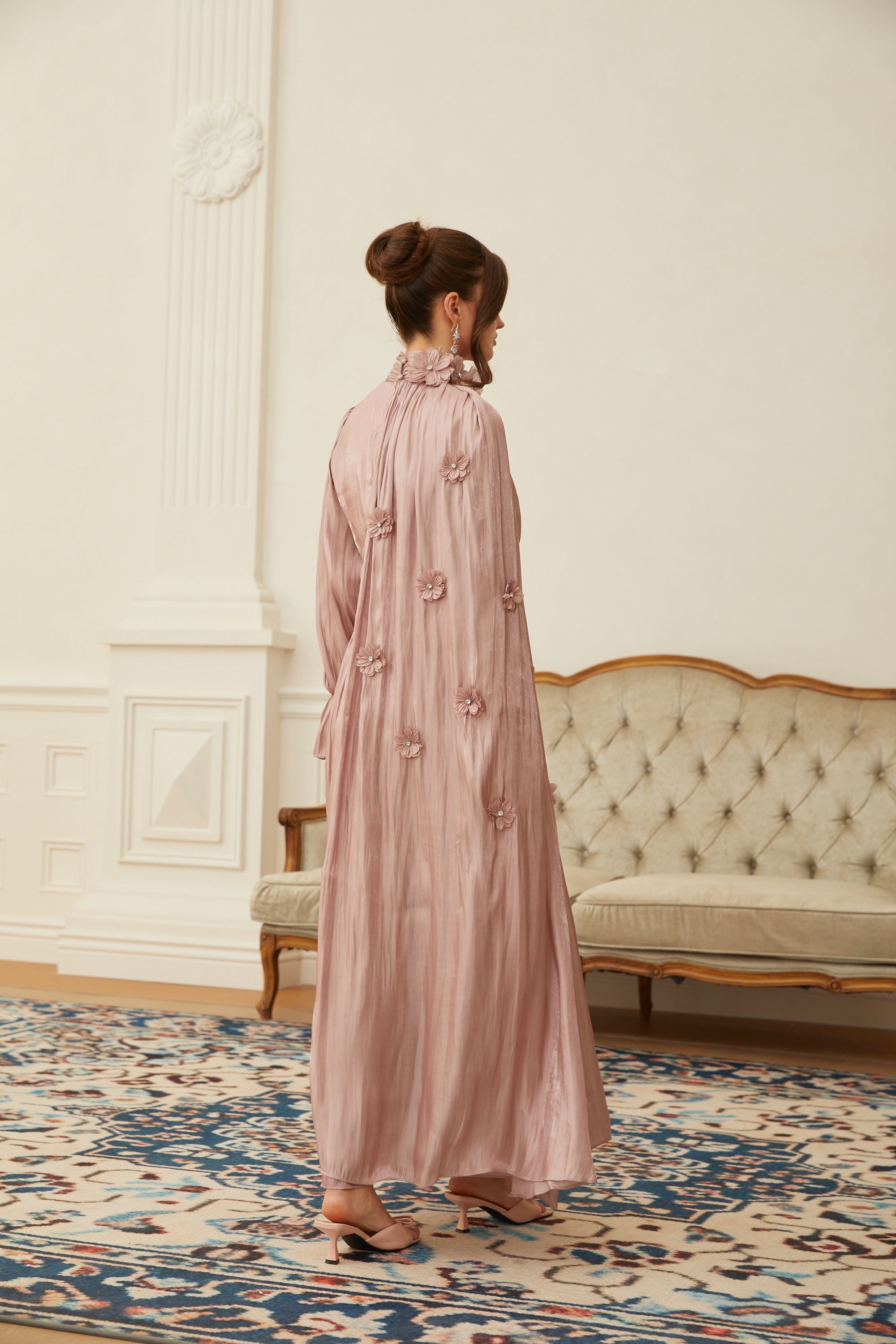 Oaklyn Maxikleid mit rosa Blumenmuster, plissiertem Cape und Umhang