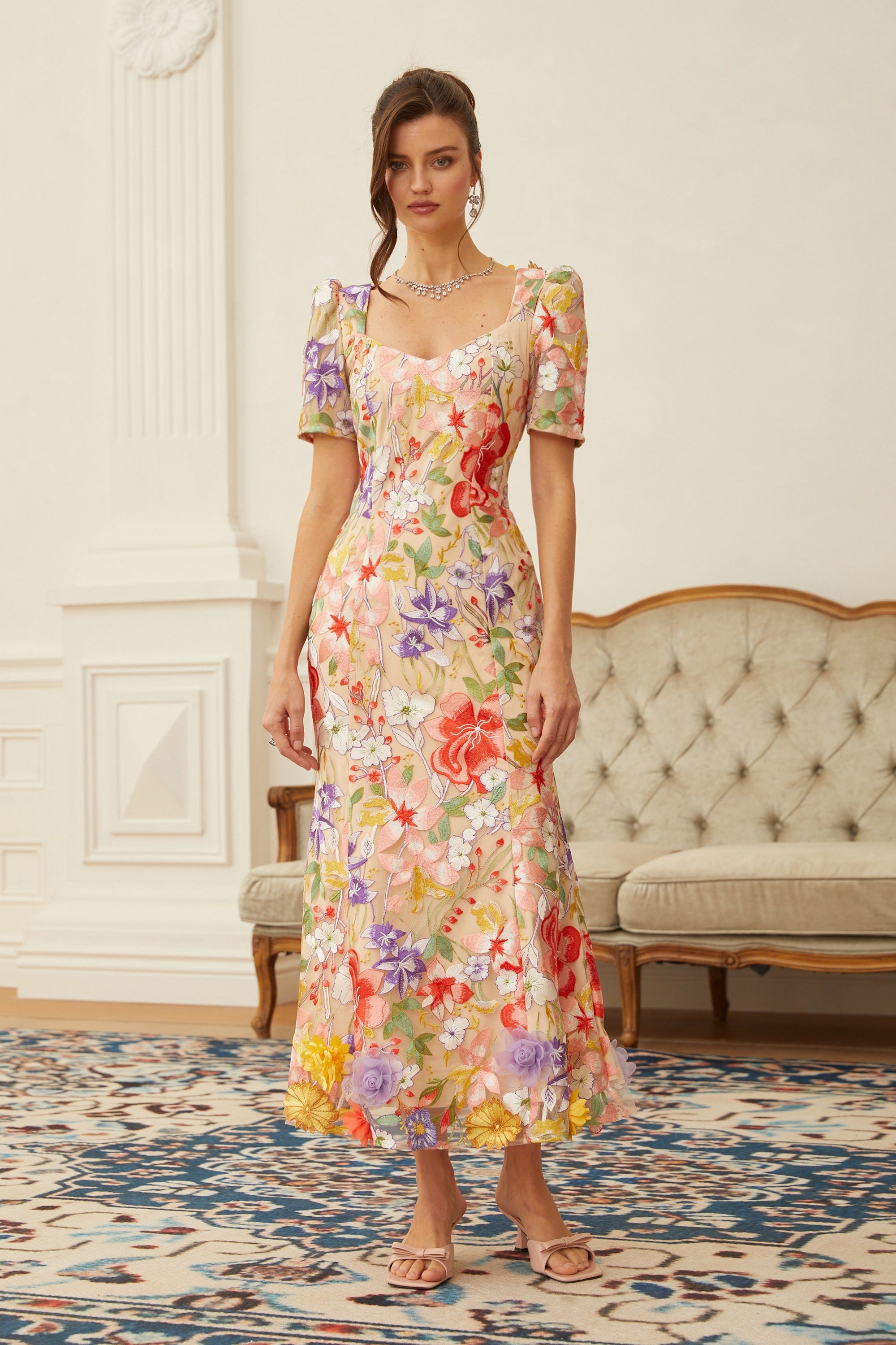 فستان دارسي من التول بتطريز زهور محايد اللون، متوسط الطول.