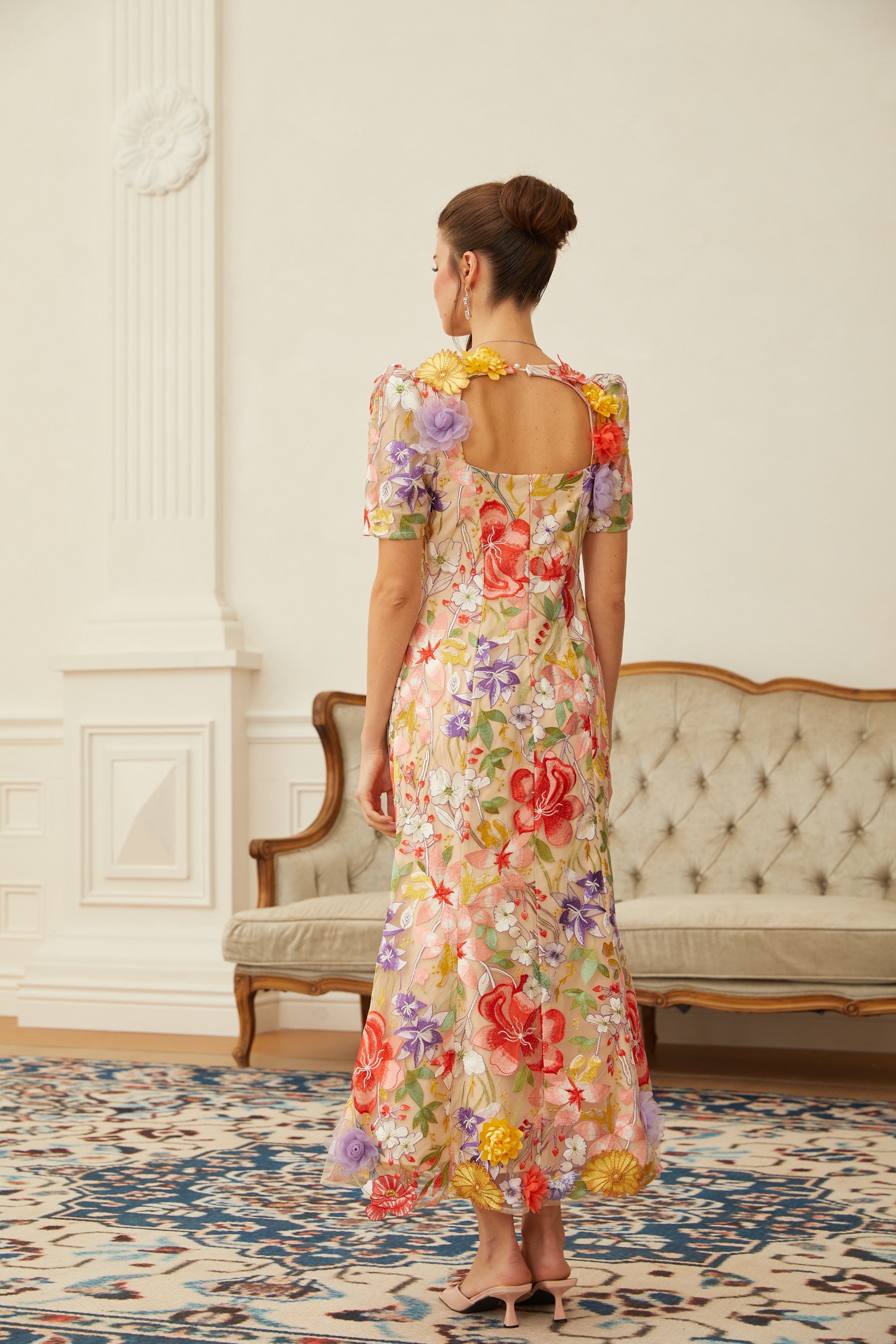 فستان دارسي من التول بتطريز زهور محايد اللون، متوسط الطول.