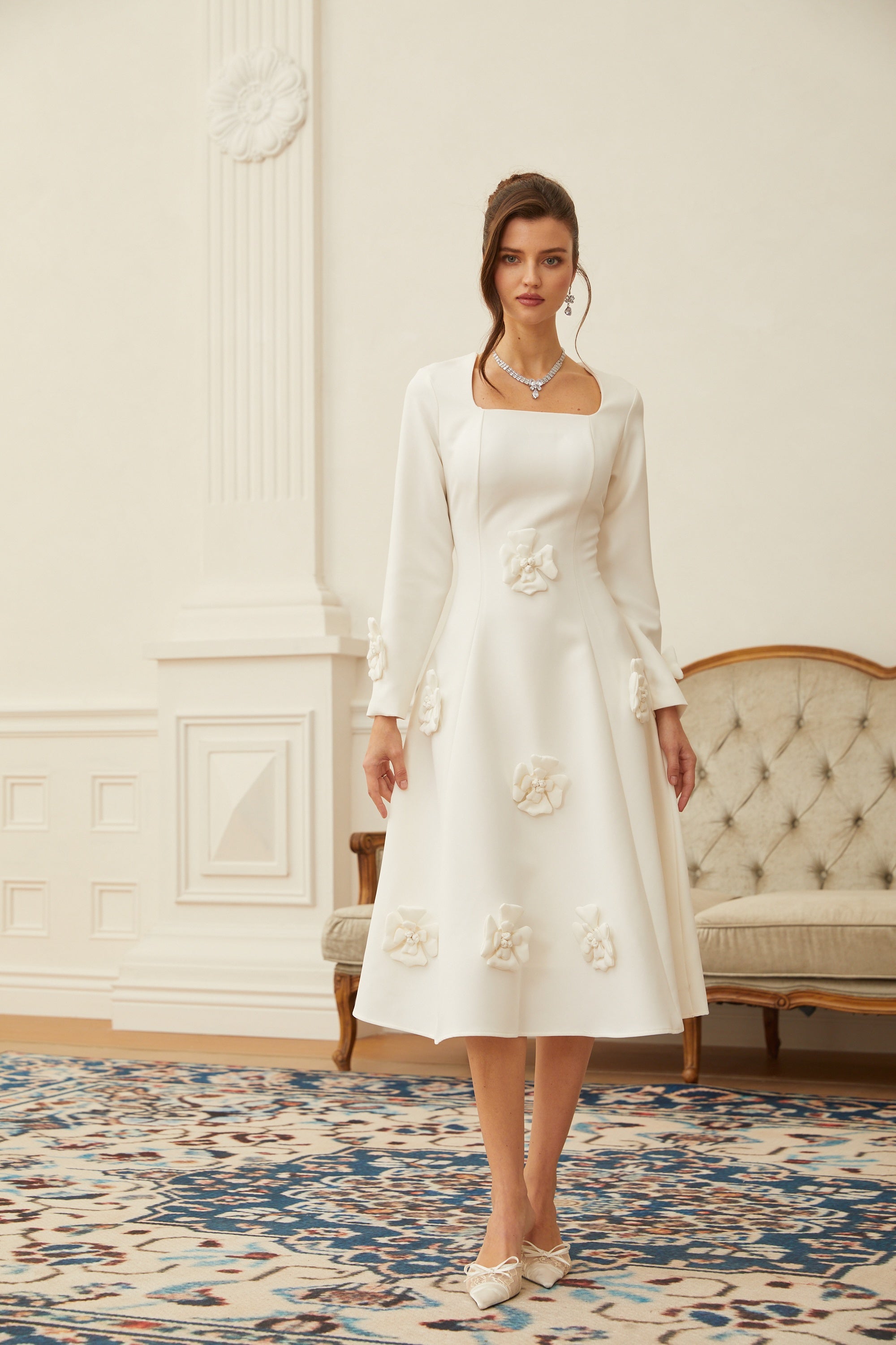 Estrid Weißes 3D-Blütenblatt-Midikleid mit Abnähern