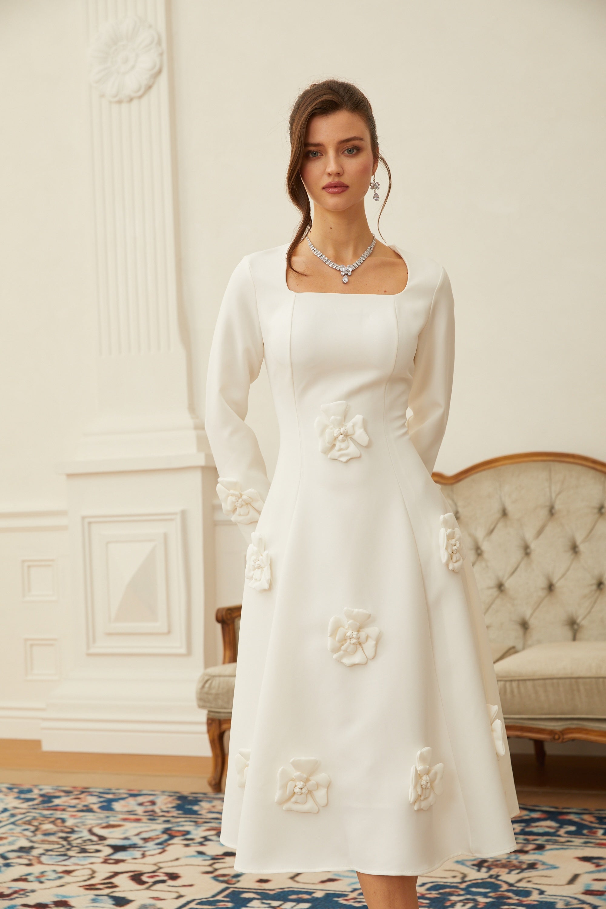 Estrid Weißes 3D-Blütenblatt-Midikleid mit Abnähern