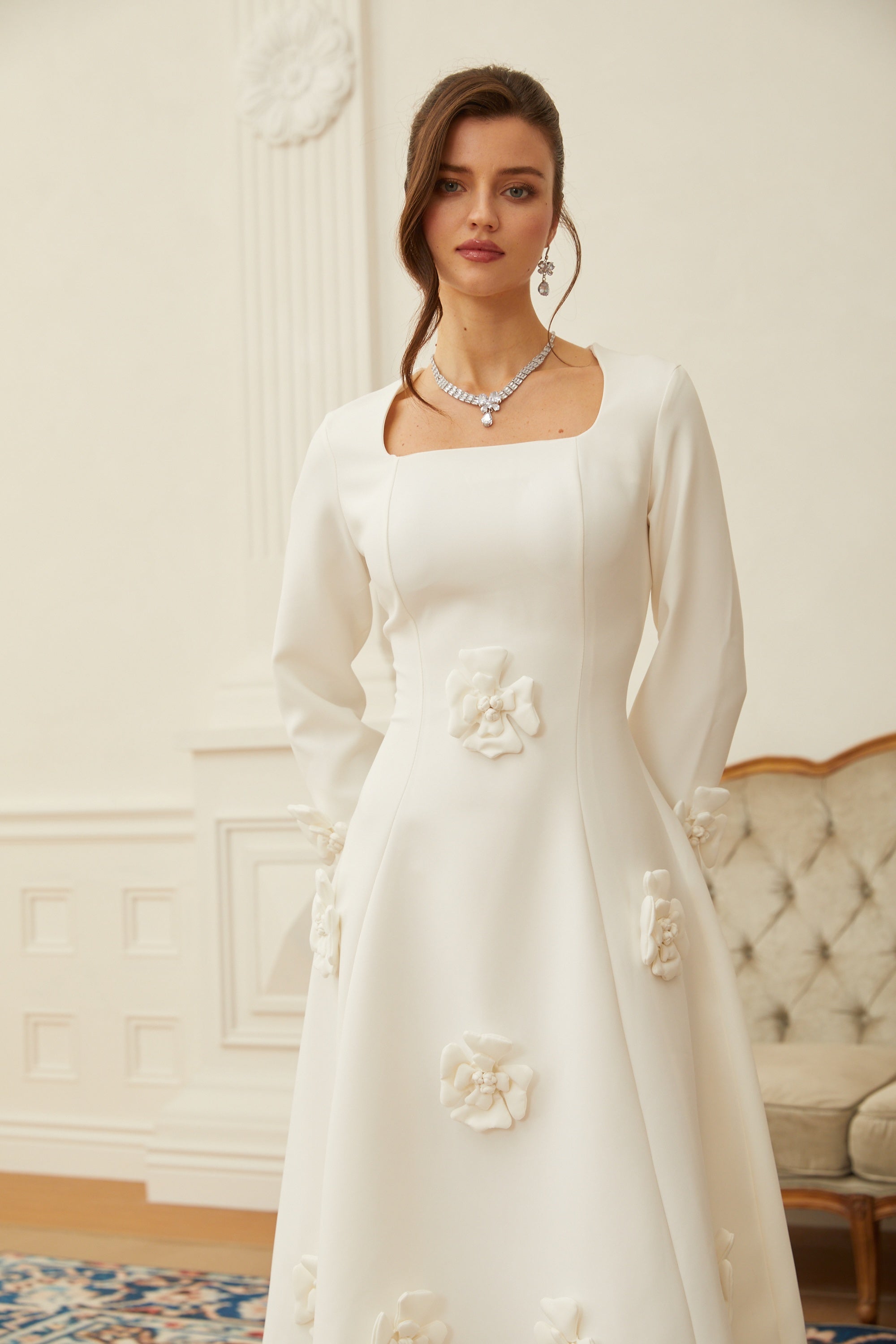 Estrid Weißes 3D-Blütenblatt-Midikleid mit Abnähern