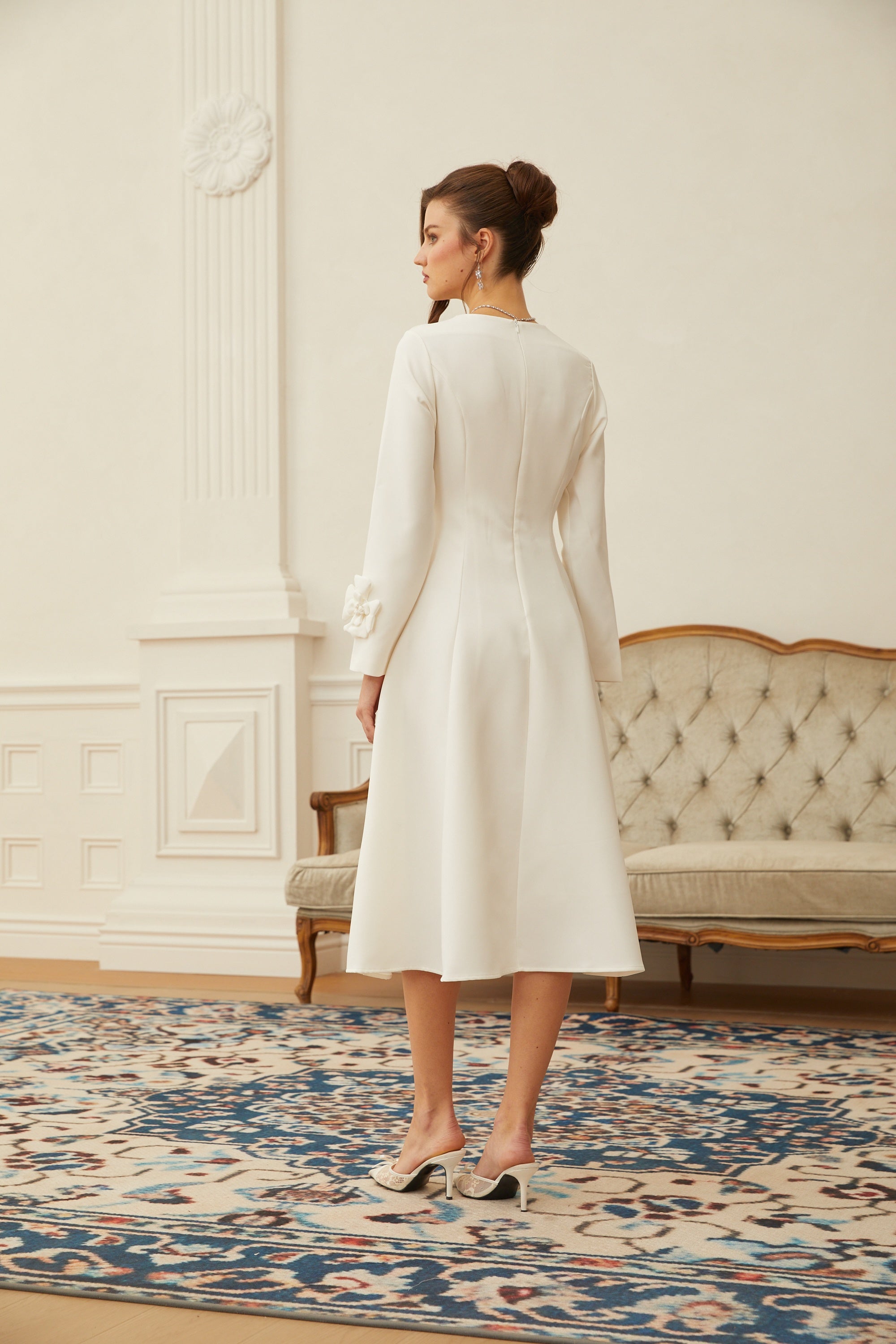 Estrid Weißes 3D-Blütenblatt-Midikleid mit Abnähern