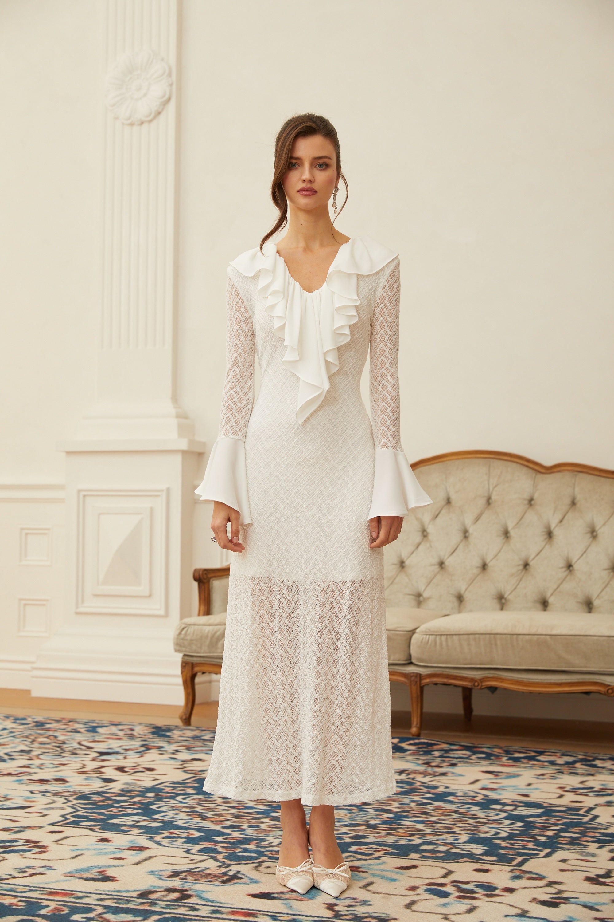 Mădălina Weißes Maxikleid aus Spitze mit Wellenmuster