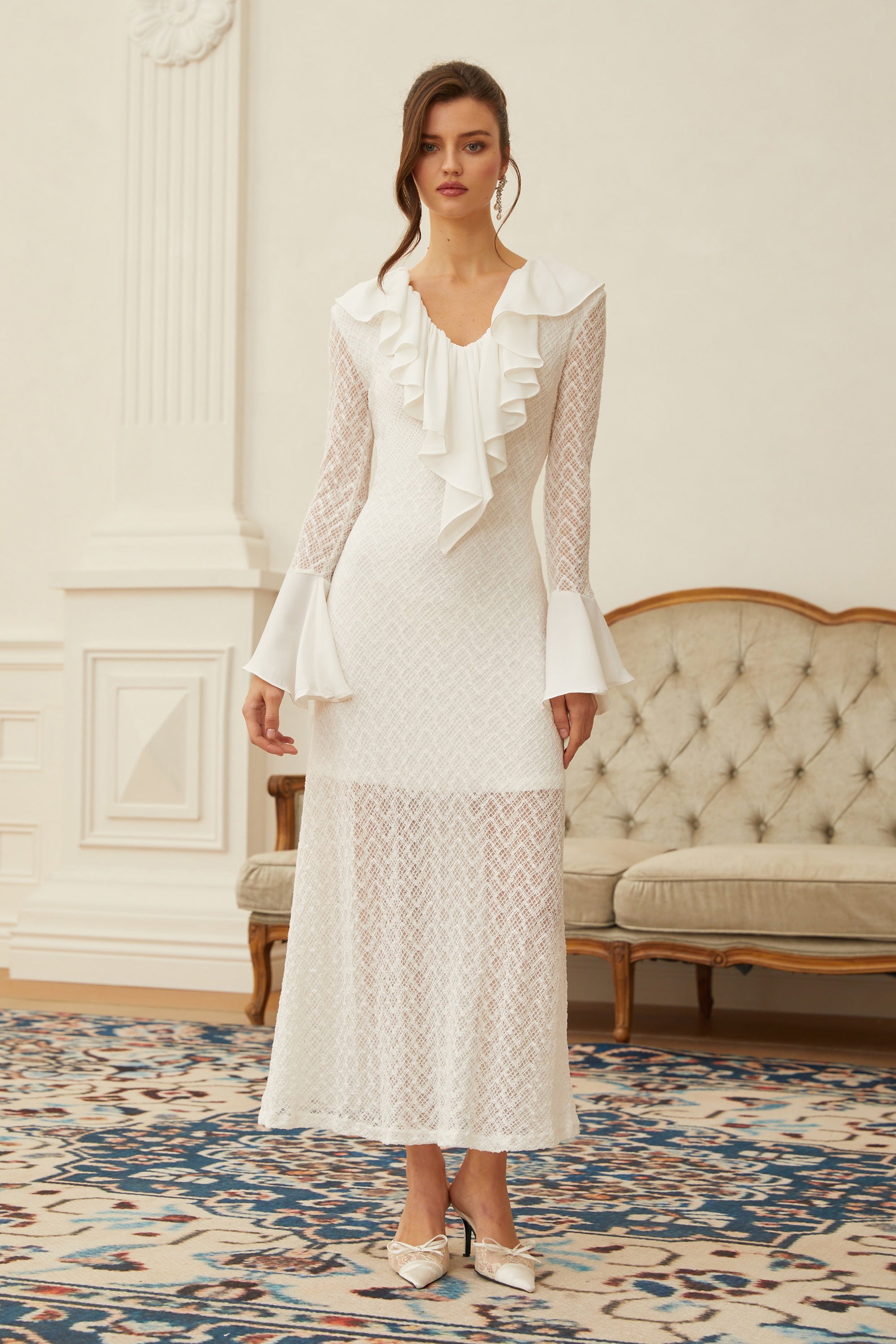 Mădălina Weißes Maxikleid aus Spitze mit Wellenmuster