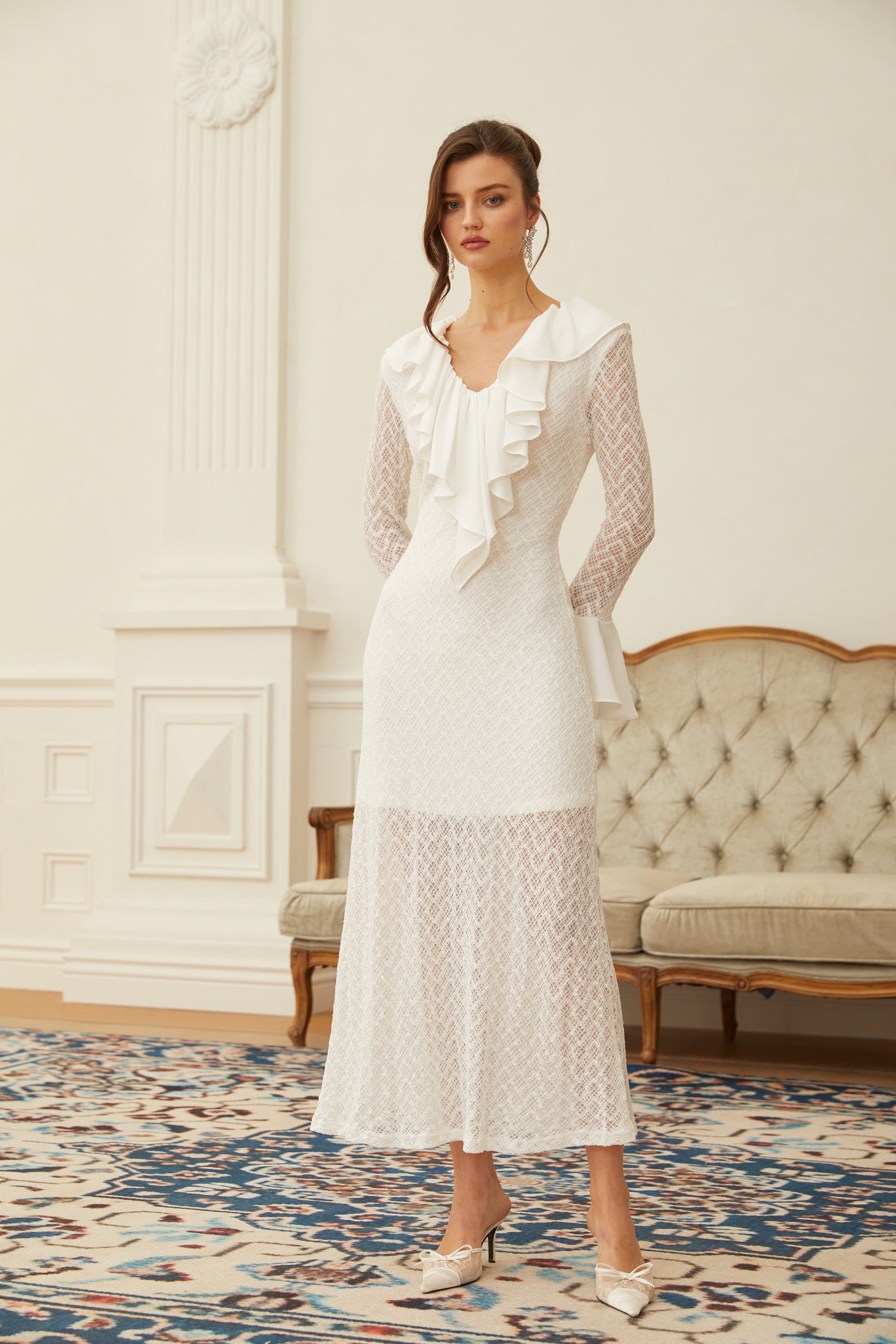 Mădălina Weißes Maxikleid aus Spitze mit Wellenmuster