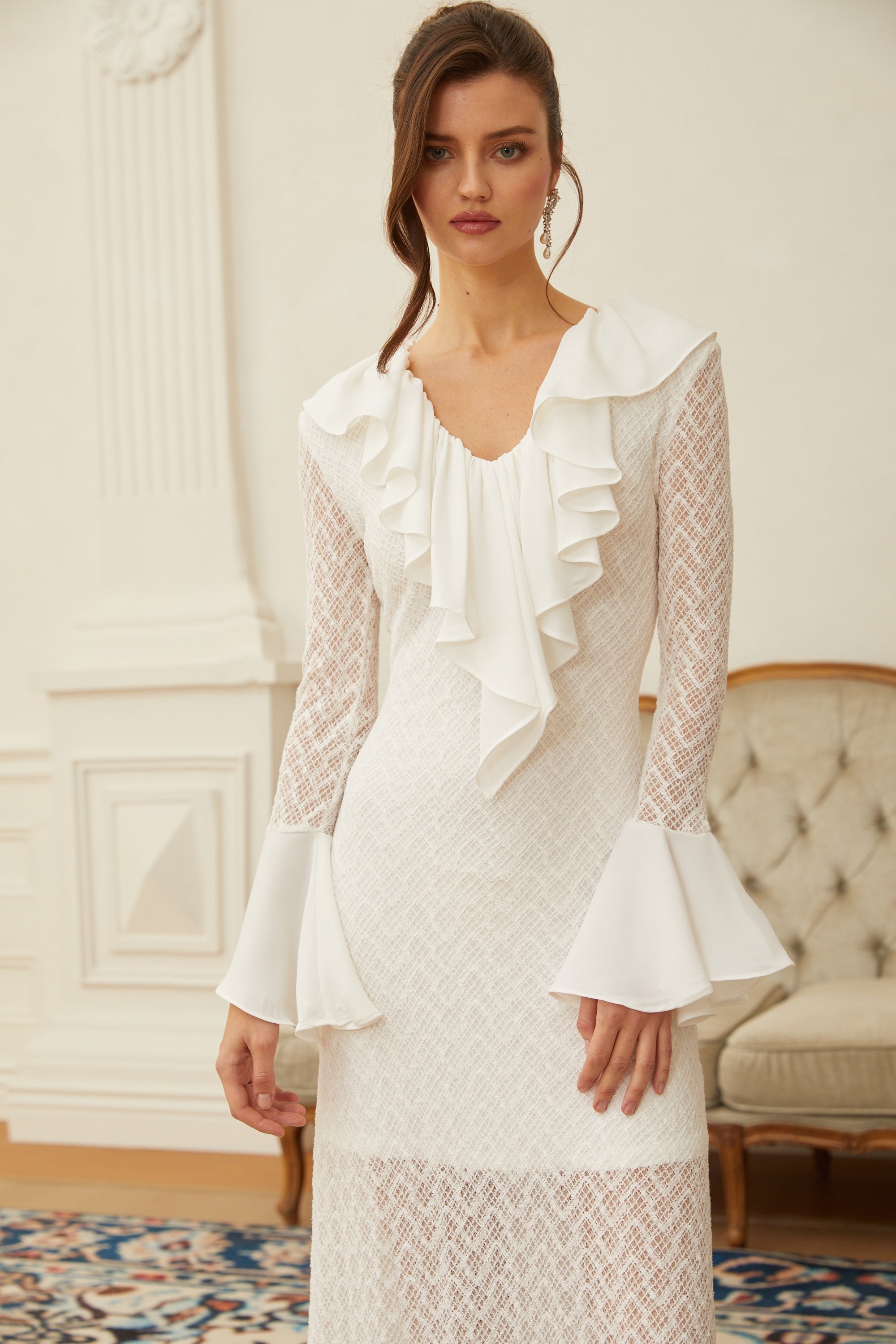 Mădălina Weißes Maxikleid aus Spitze mit Wellenmuster